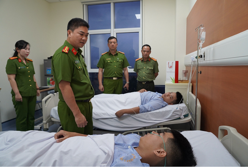 Vụ cháy chung cư mini ở Hà Nội: 5 cảnh sát bị thương phải nhập viện - Ảnh 2.