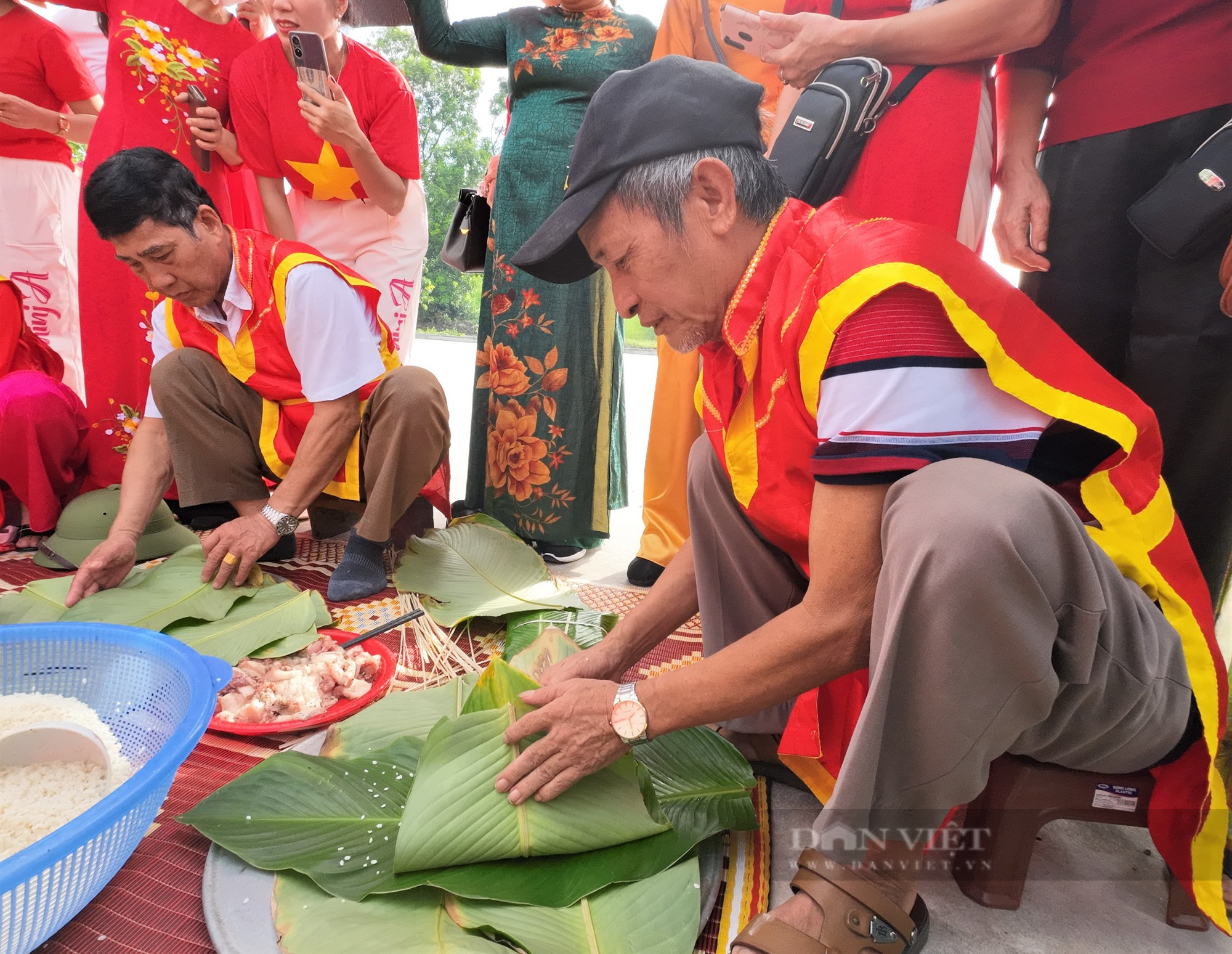 Người dân nơi này của Hải Dương gói bánh chưng trong lễ hội đền Gốm tưởng nhớ một danh tướng nhà Trần - Ảnh 8.