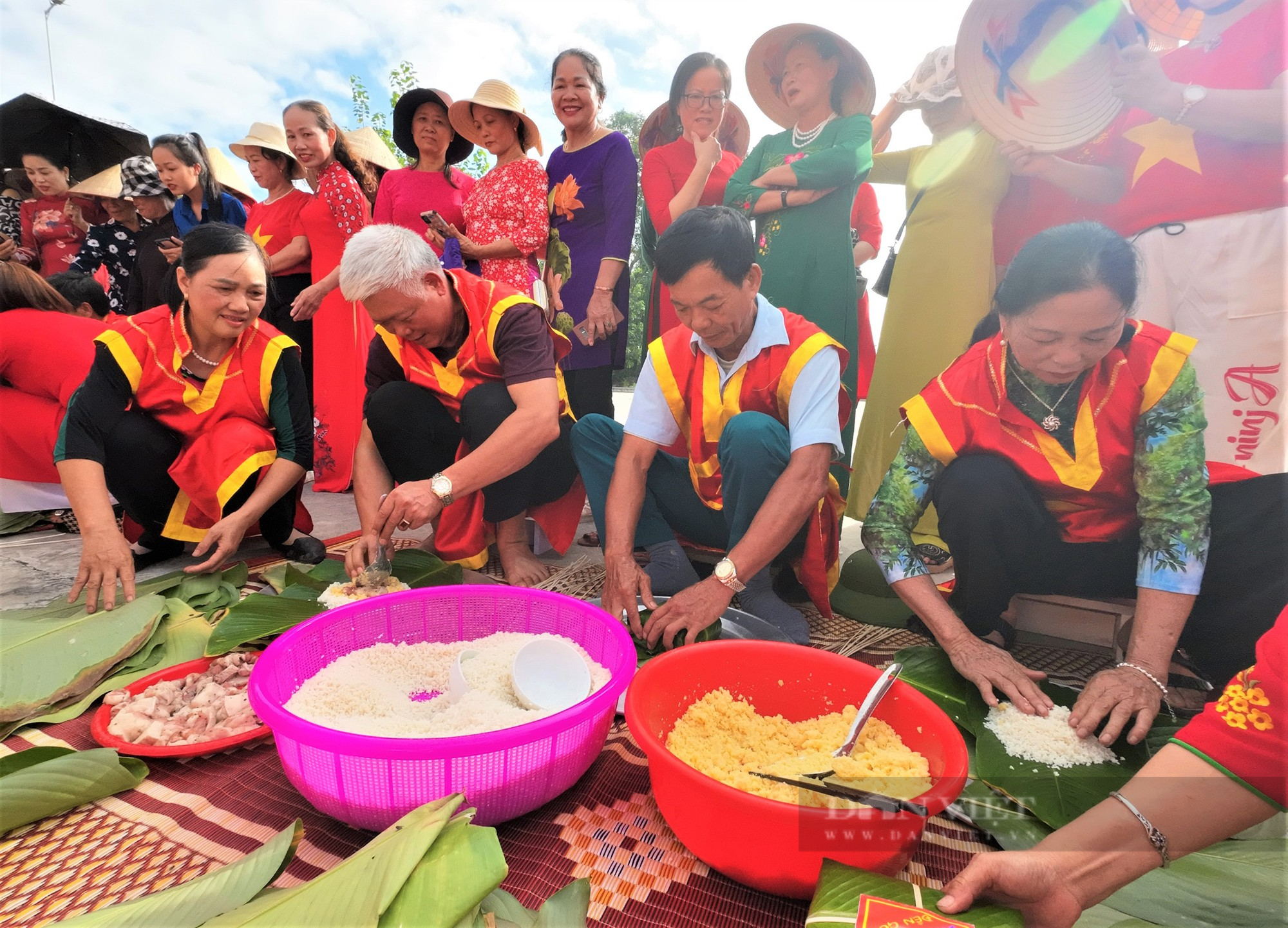 Người dân nơi này của Hải Dương gói bánh chưng trong lễ hội đền Gốm tưởng nhớ một danh tướng nhà Trần - Ảnh 5.