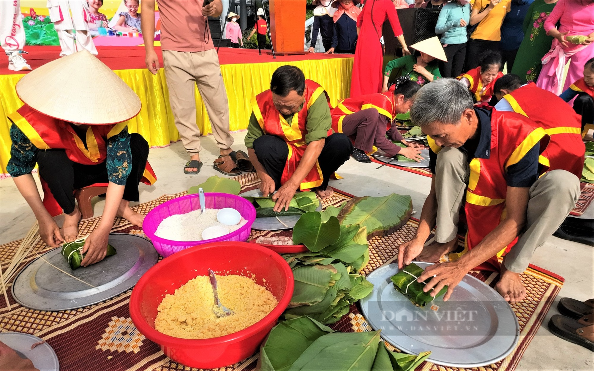 Người dân nơi này của Hải Dương gói bánh chưng trong lễ hội đền Gốm tưởng nhớ một danh tướng nhà Trần - Ảnh 3.