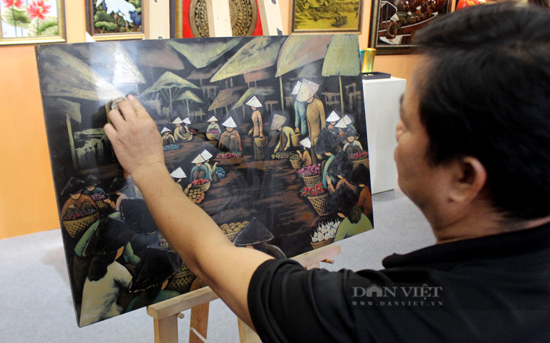 Nghệ nhân làng nghề sơn mai Tương Bình Hiệp hoàn thành những công đoạn cuối cùng của tác phẩm sơn mài. Ảnh: Trần Khánh