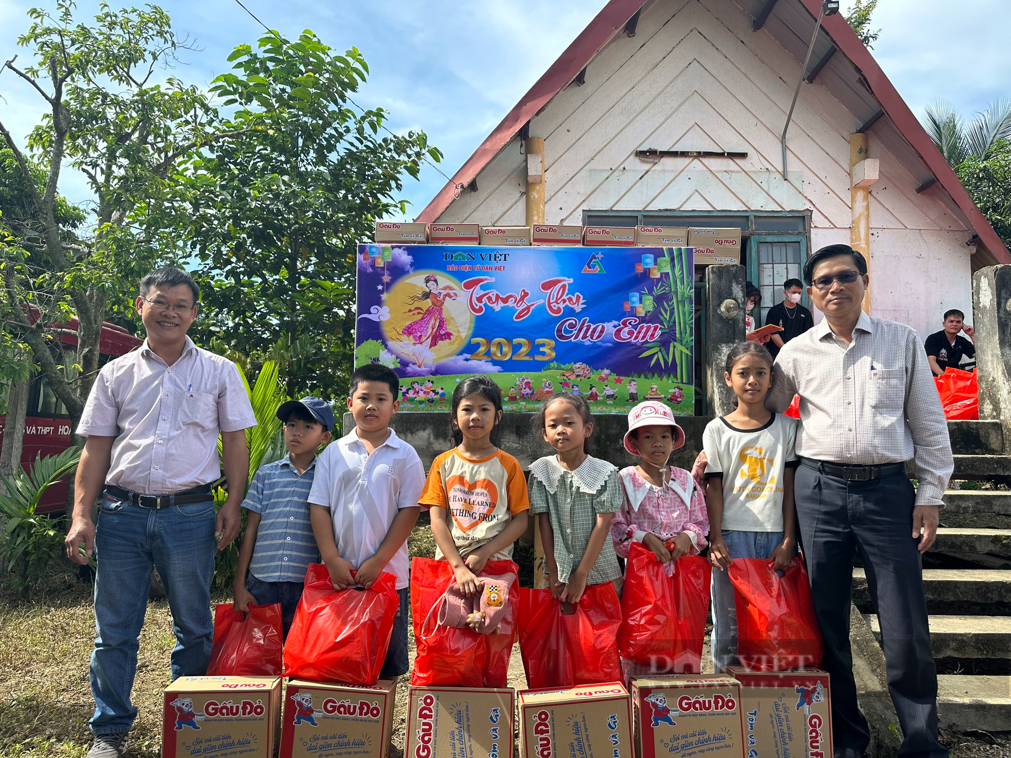 Báo Nông thôn Ngày nay/Dân Việt mang Trung thu yêu thương cho trẻ em nghèo ở Dang Kang - Ảnh 1.