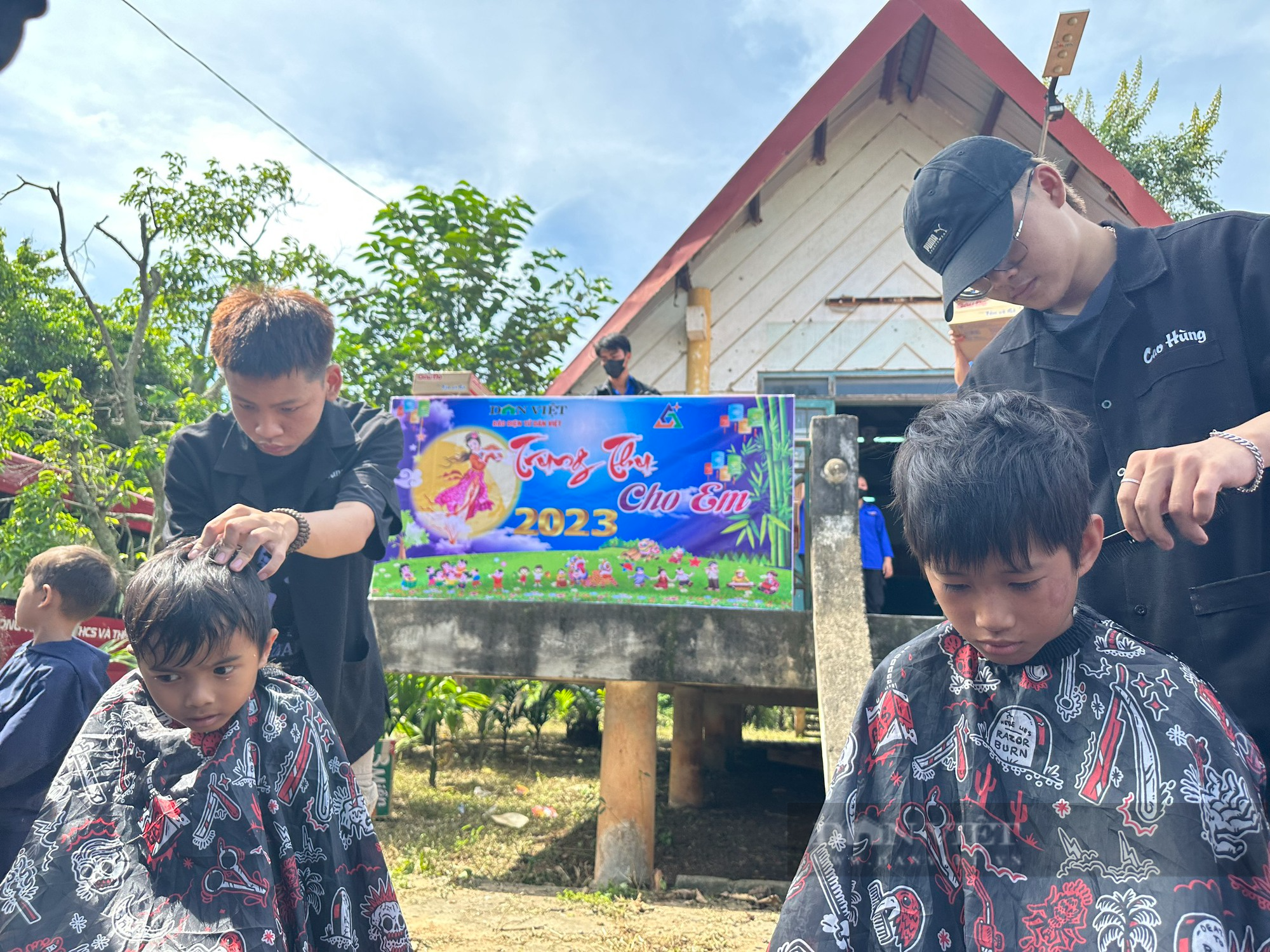 Báo Nông thôn Ngày nay/Dân Việt mang Trung thu yêu thương cho trẻ em nghèo ở Dang Kang - Ảnh 8.