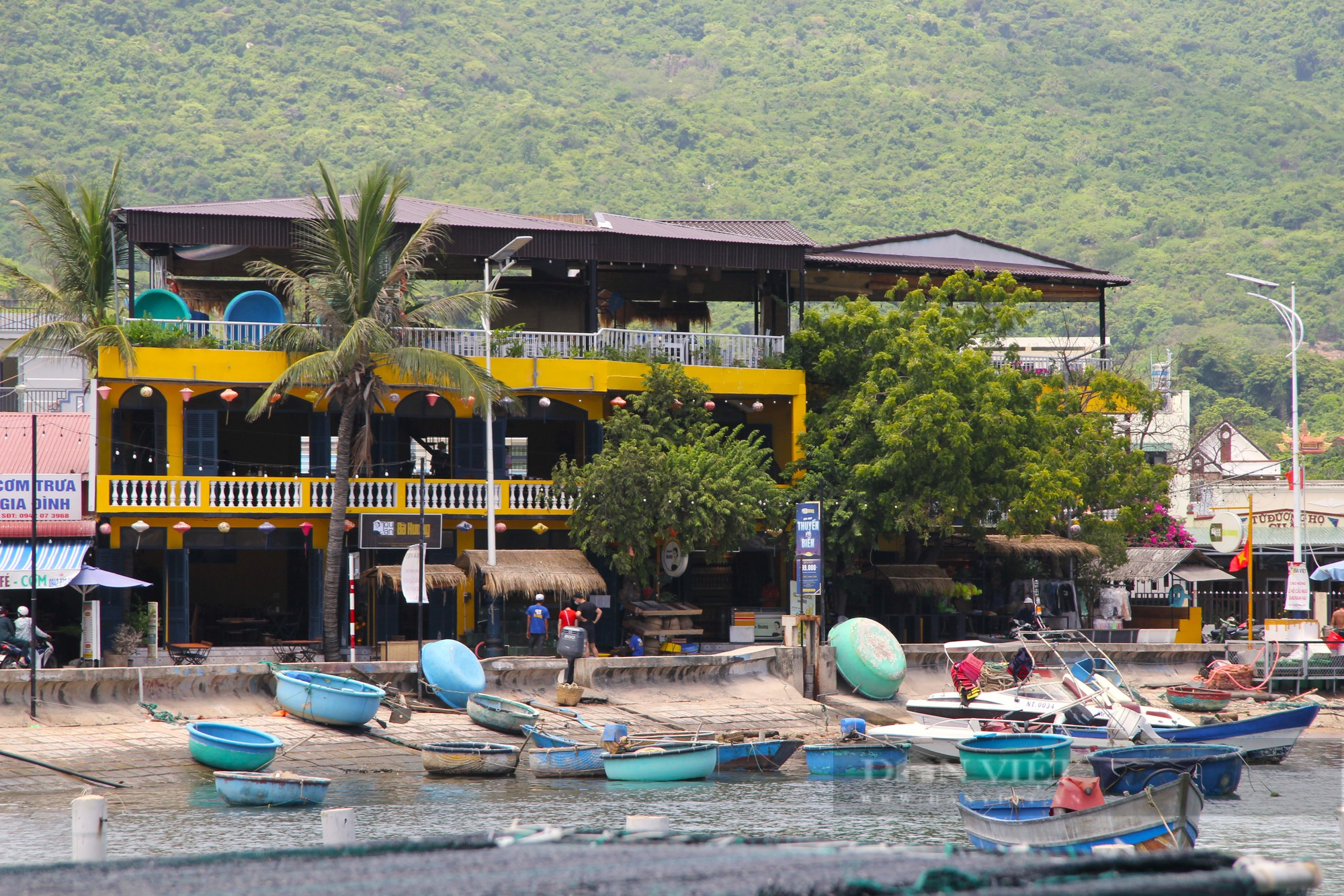 Huyện Ninh Hải kiểm những nhà hàng, khách sạn ở vịnh Vĩnh Hy bị “tố” xây dựng trên vùng đất trồng cây xanh - Ảnh 4.