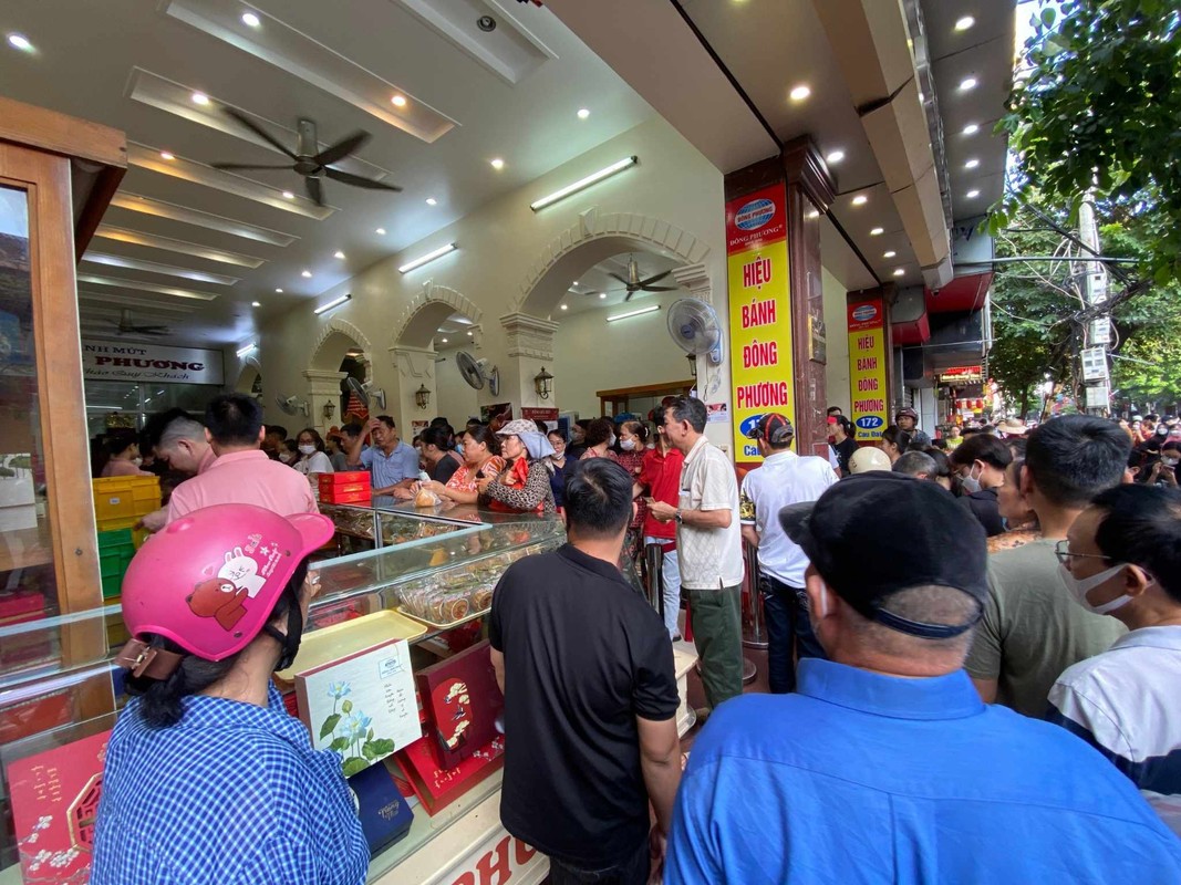 Người dân xếp hàng mua bánh Trung thu nổi tiếng ở Hải Phòng - Ảnh 1.