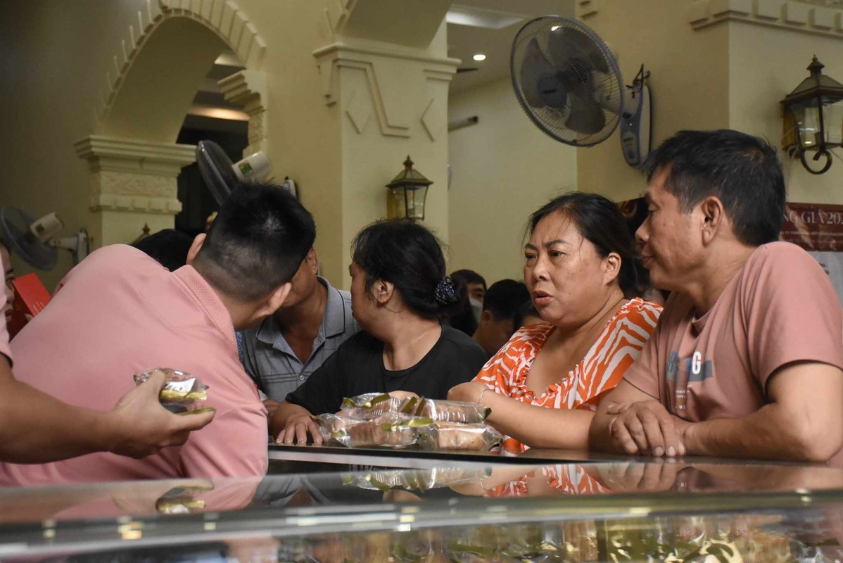 Người dân xếp hàng mua bánh Trung thu nổi tiếng ở Hải Phòng - Ảnh 2.