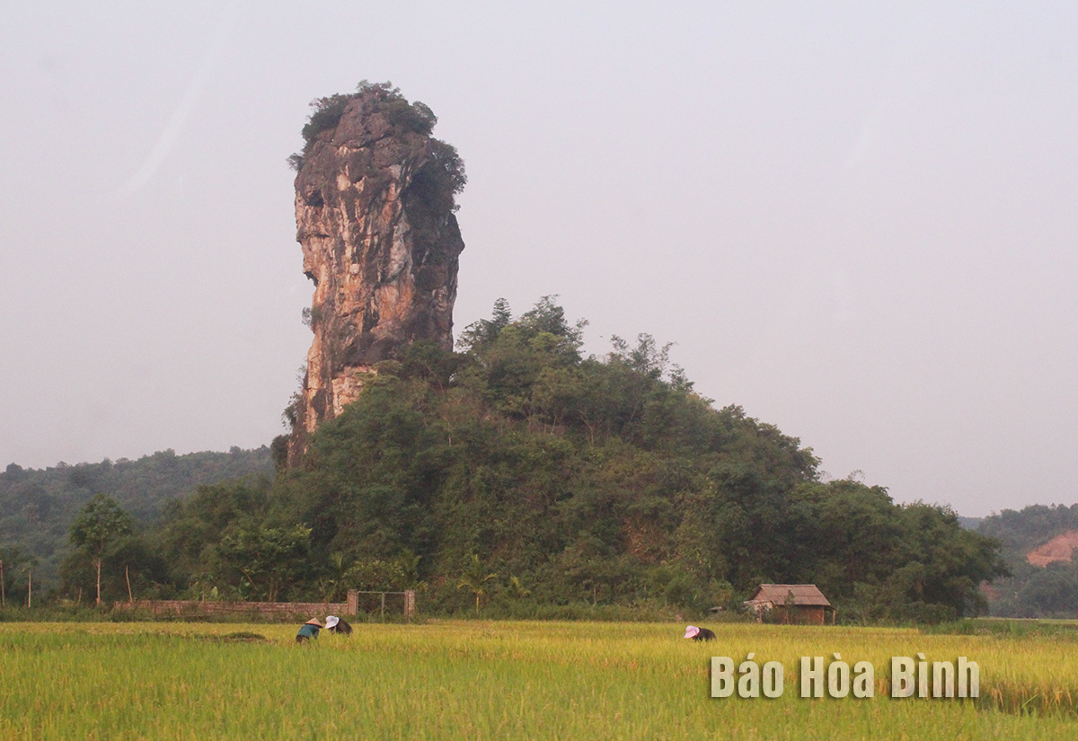 Ngọn núi Cột Cờ ở Mường Bi của Hòa Bình, hễ ai lên trông thấy đều bất ngờ vì điều gì? - Ảnh 1.