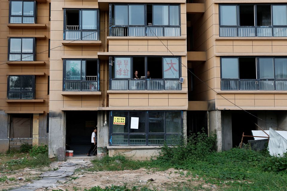 Khủng hoảng bất động sản Trung Quốc: người dân &quot;vỡ mộng&quot;, sống lay lắt trong ngôi nhà 8 năm chưa xây xong - Ảnh 2.