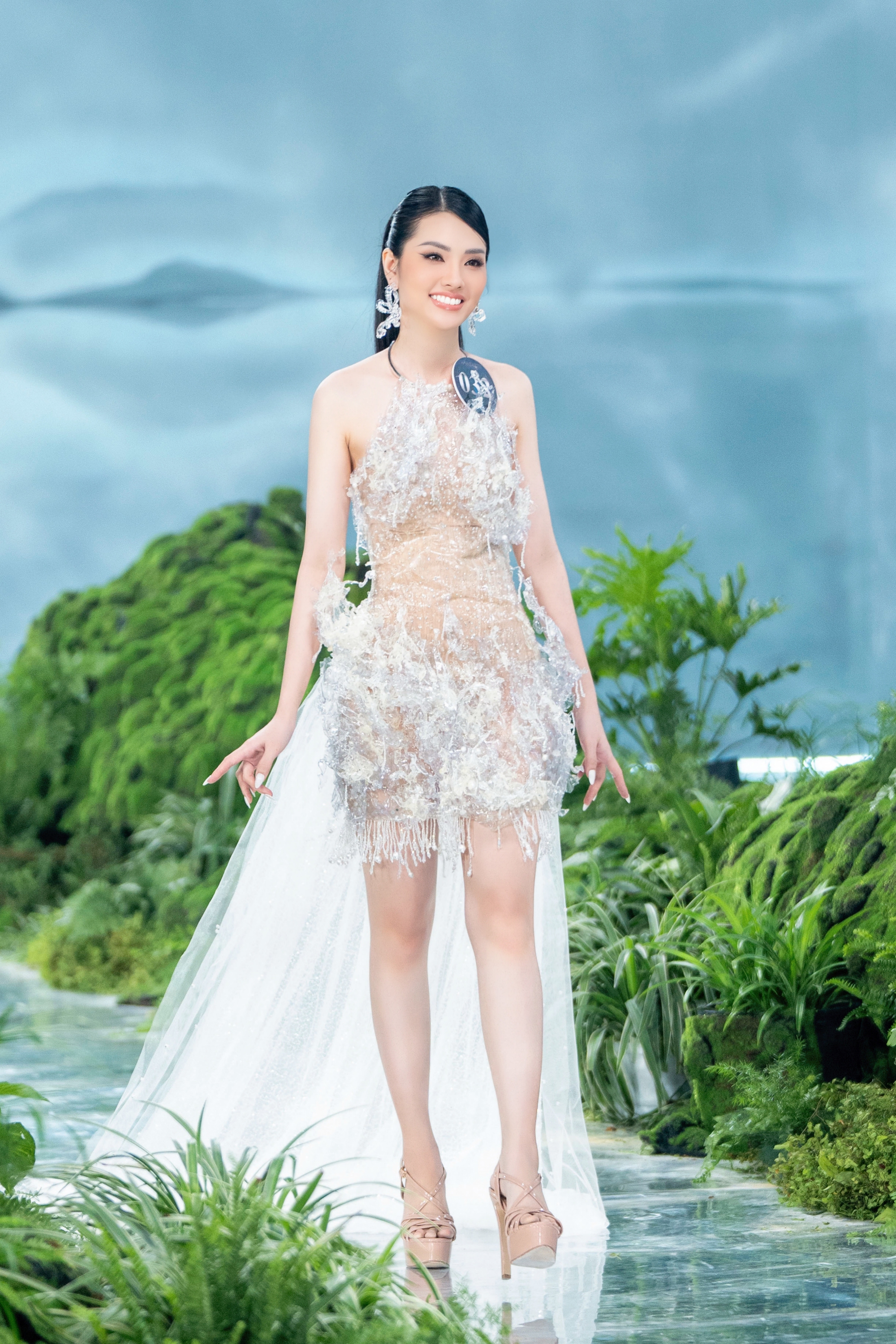 12 mỹ nhân nổi bật nhất khi trình diễn trang phục tái chế trước chung kết Miss Earth Vietnam 2023 - Ảnh 2.