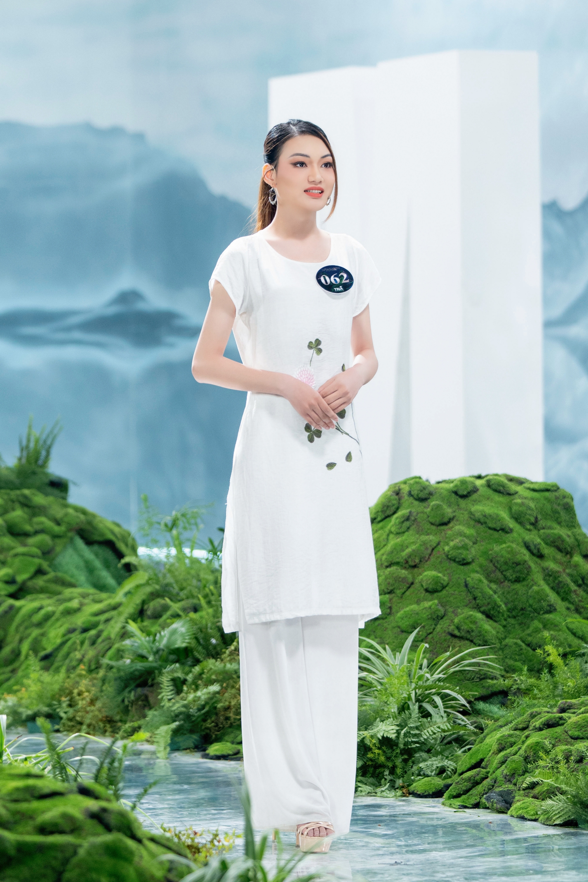 12 mỹ nhân nổi bật nhất khi trình diễn trang phục tái chế trước chung kết Miss Earth Vietnam 2023 - Ảnh 1.