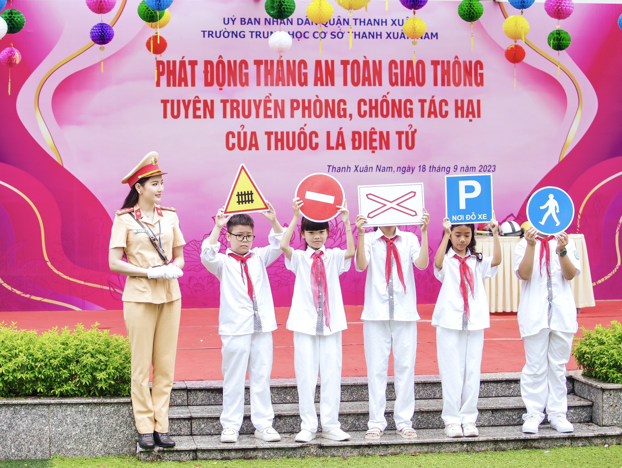 Hà Nội: Công an tuyên truyền về an toàn giao thông cho hơn 4000 học sinh - Ảnh 1.