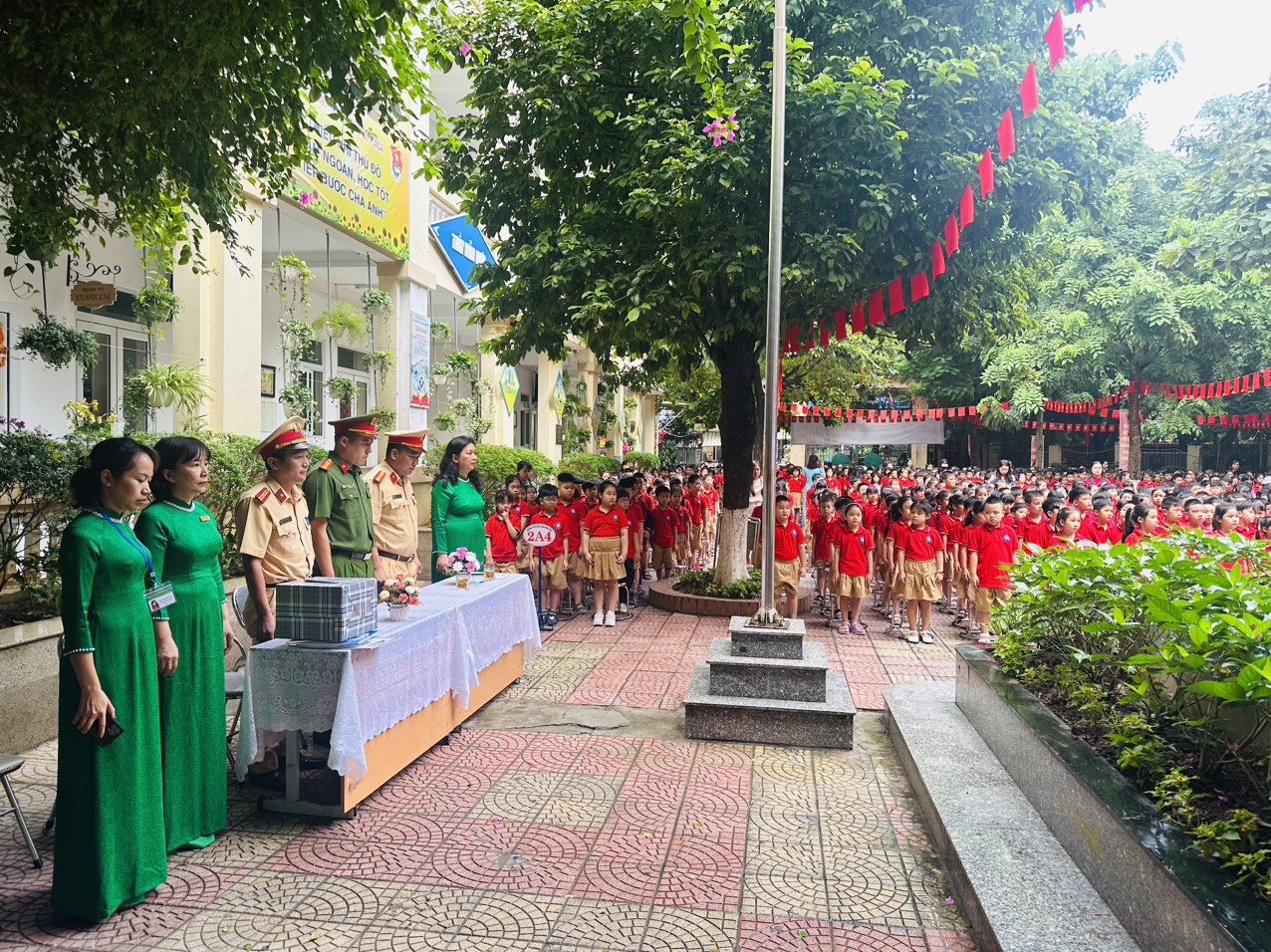 Hà Nội: Công an tuyên truyền về an toàn giao thông cho hơn 4000 học sinh - Ảnh 2.