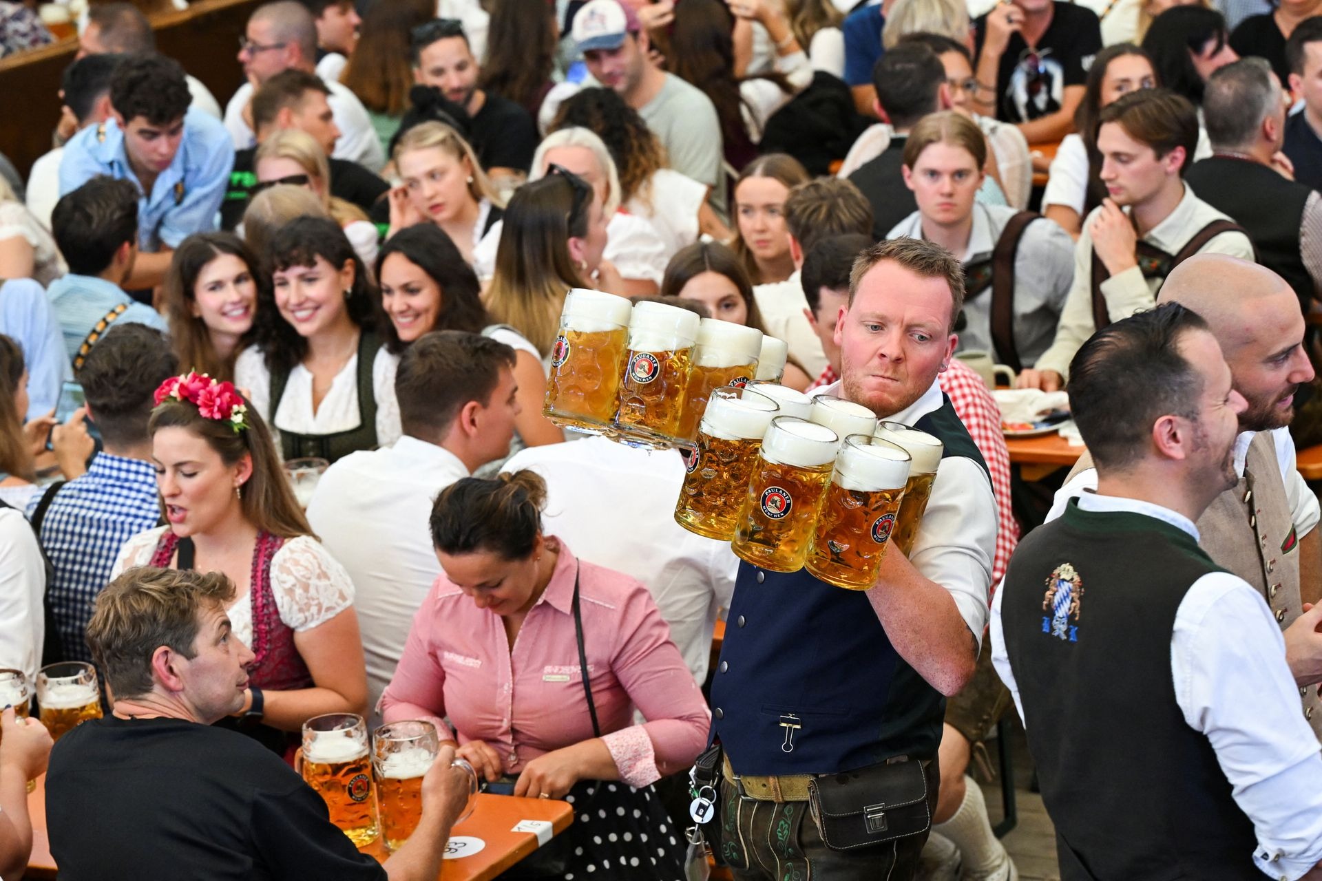 Lễ hội bia lớn nhất thế giới, có lịch sử hơn 200 năm chính thức bắt đầu - Ảnh 4.