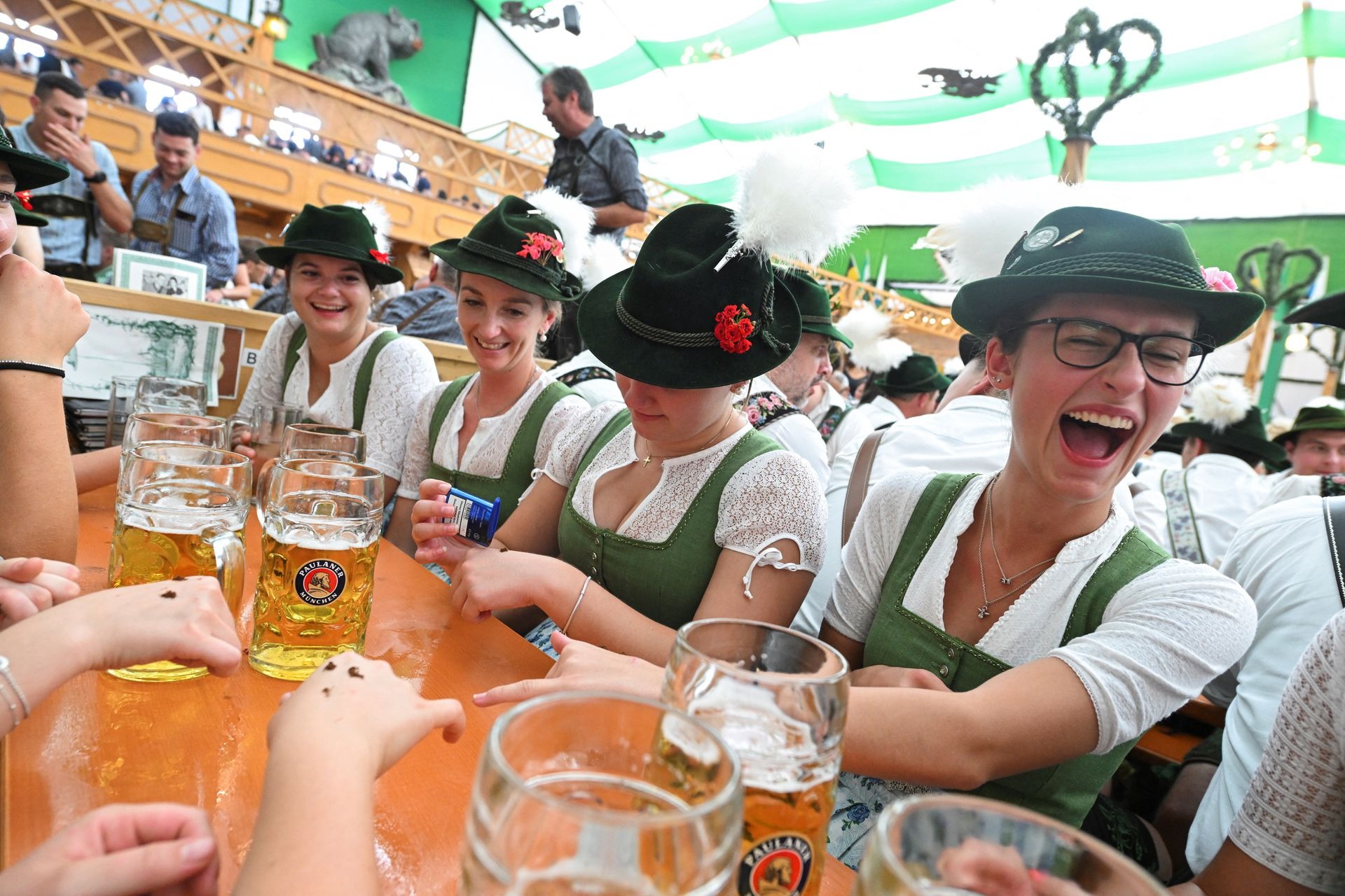 Lễ hội bia lớn nhất thế giới, có lịch sử hơn 200 năm chính thức bắt đầu - Ảnh 5.