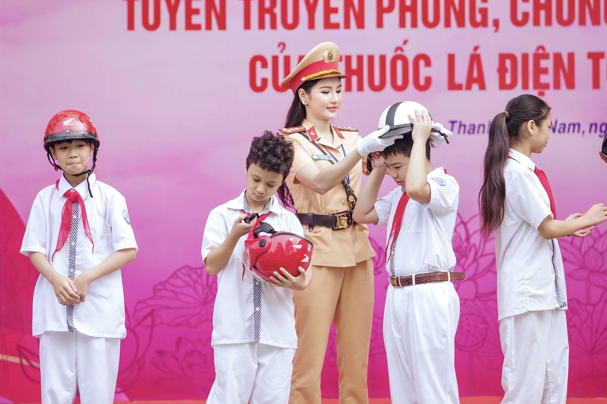 Hà Nội: Công an tuyên truyền về an toàn giao thông cho hơn 4000 học sinh - Ảnh 5.