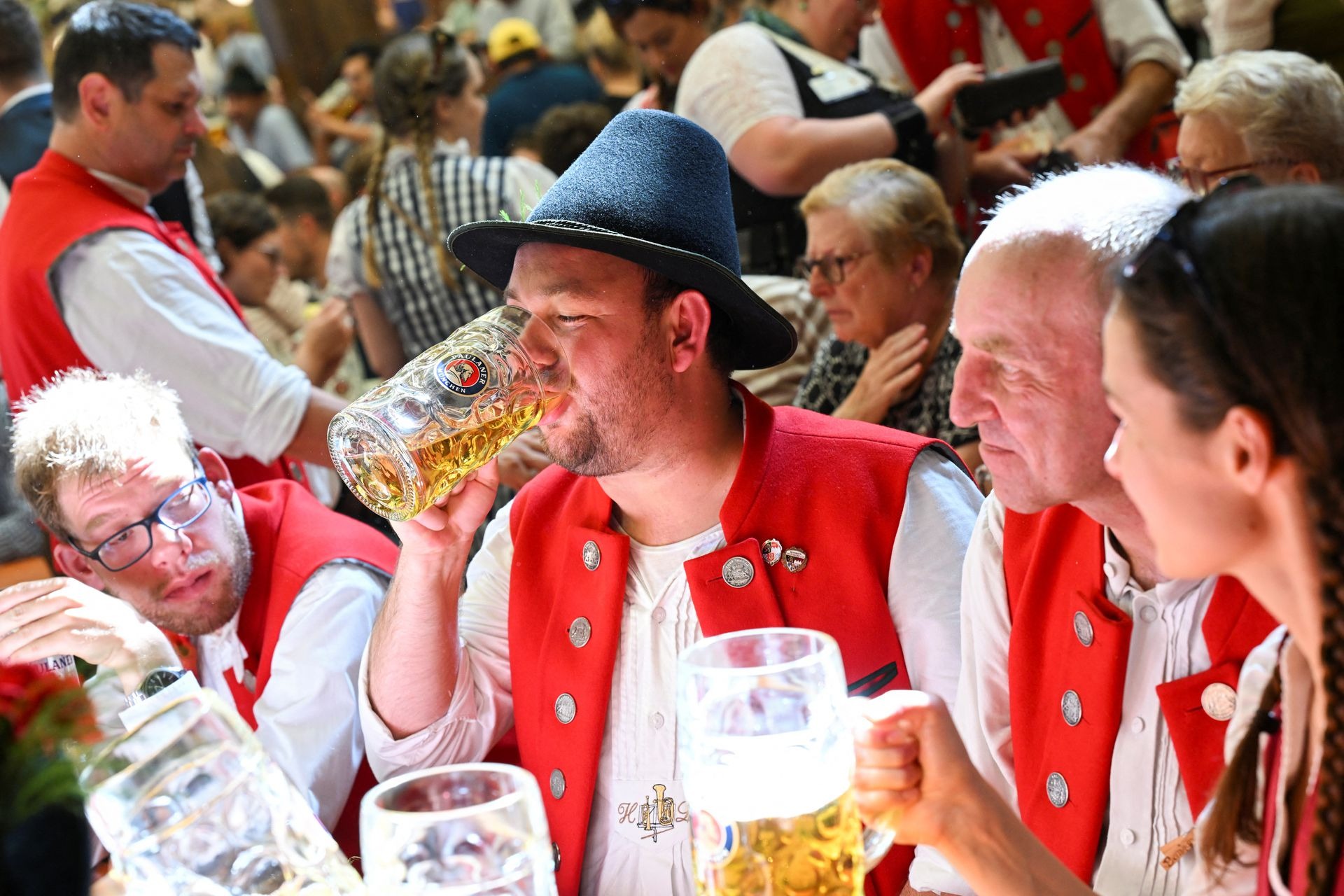 Lễ hội bia lớn nhất thế giới, có lịch sử hơn 200 năm chính thức bắt đầu - Ảnh 8.