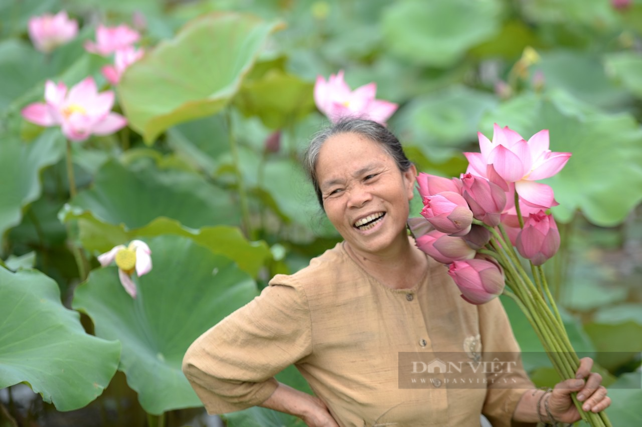 Gặp người phụ nữ ở ngoại thành Hà Nội dệt lụa từ nguyên liệu không ai ngờ tới, có ở mọi nơi - Ảnh 2.