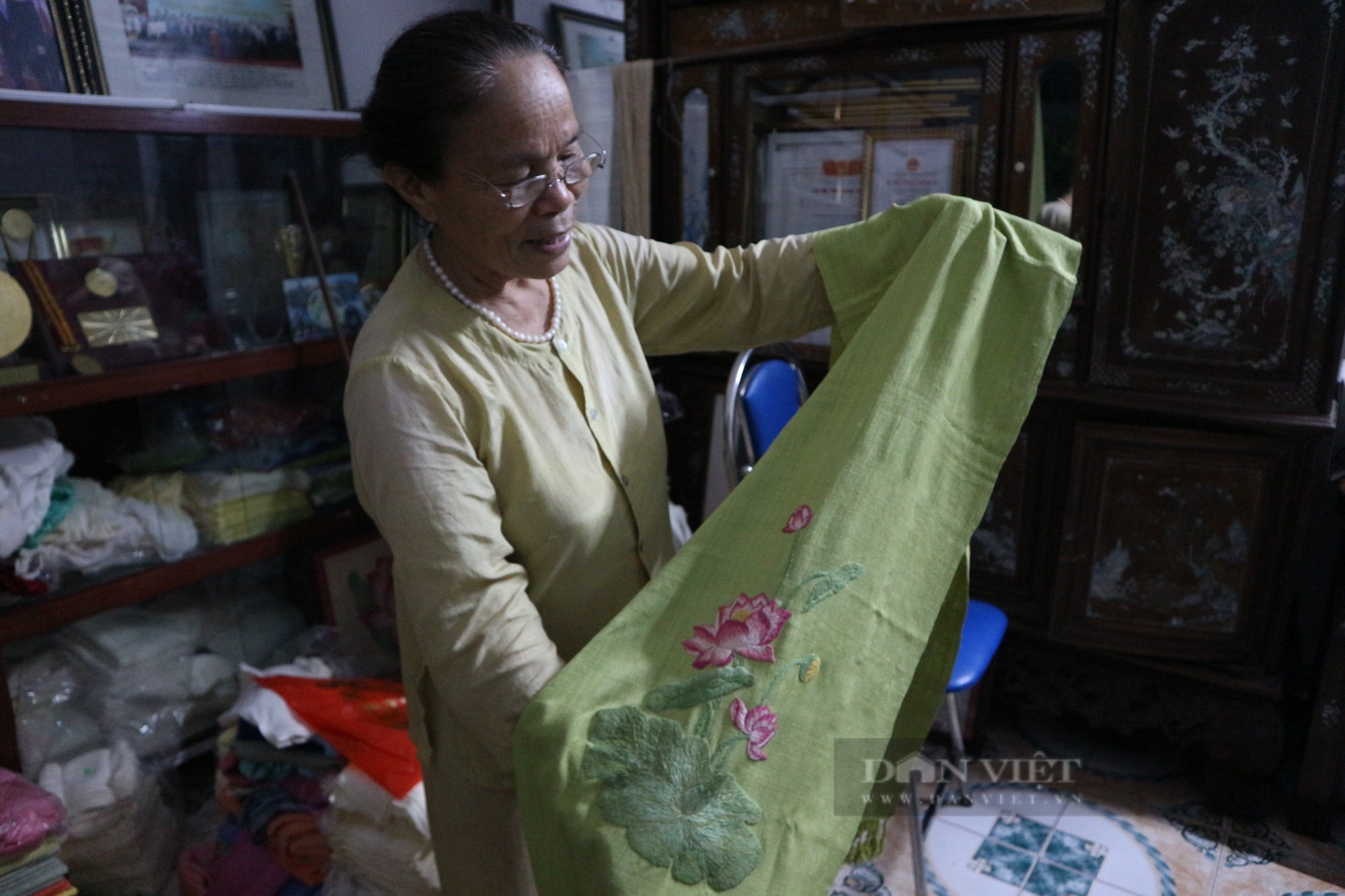 Gặp người phụ nữ ở ngoại thành Hà Nội dệt lụa từ nguyên liệu không ai ngờ tới, có ở mọi nơi - Ảnh 3.