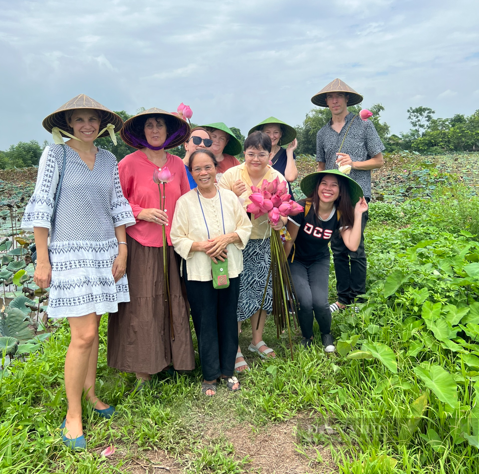 Gặp người phụ nữ ở ngoại thành Hà Nội dệt lụa từ nguyên liệu không ai ngờ tới, có ở mọi nơi - Ảnh 6.