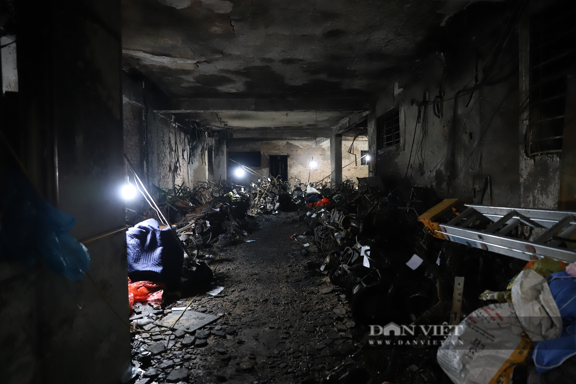 Nhiều nơi cấm sạc xe điện qua đêm, tích trữ cát sau vụ cháy chung cư mini ở Hà Nội - Ảnh 1.