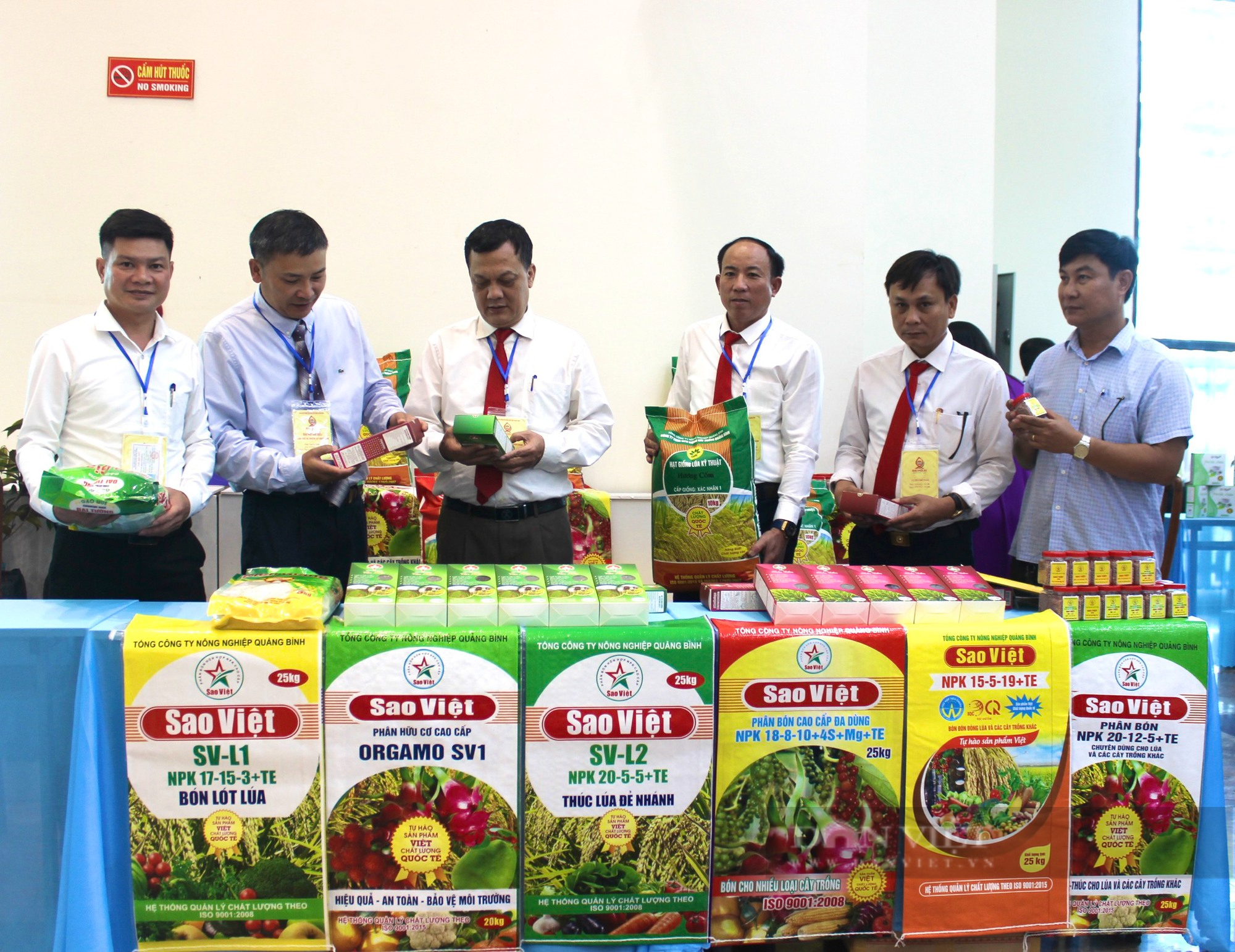 300 mặt hàng nông sản, thực phẩm sạch trưng bày chào mừng Đại hội Đại biểu Hội Nông dân tỉnh Quảng Bình - Ảnh 5.