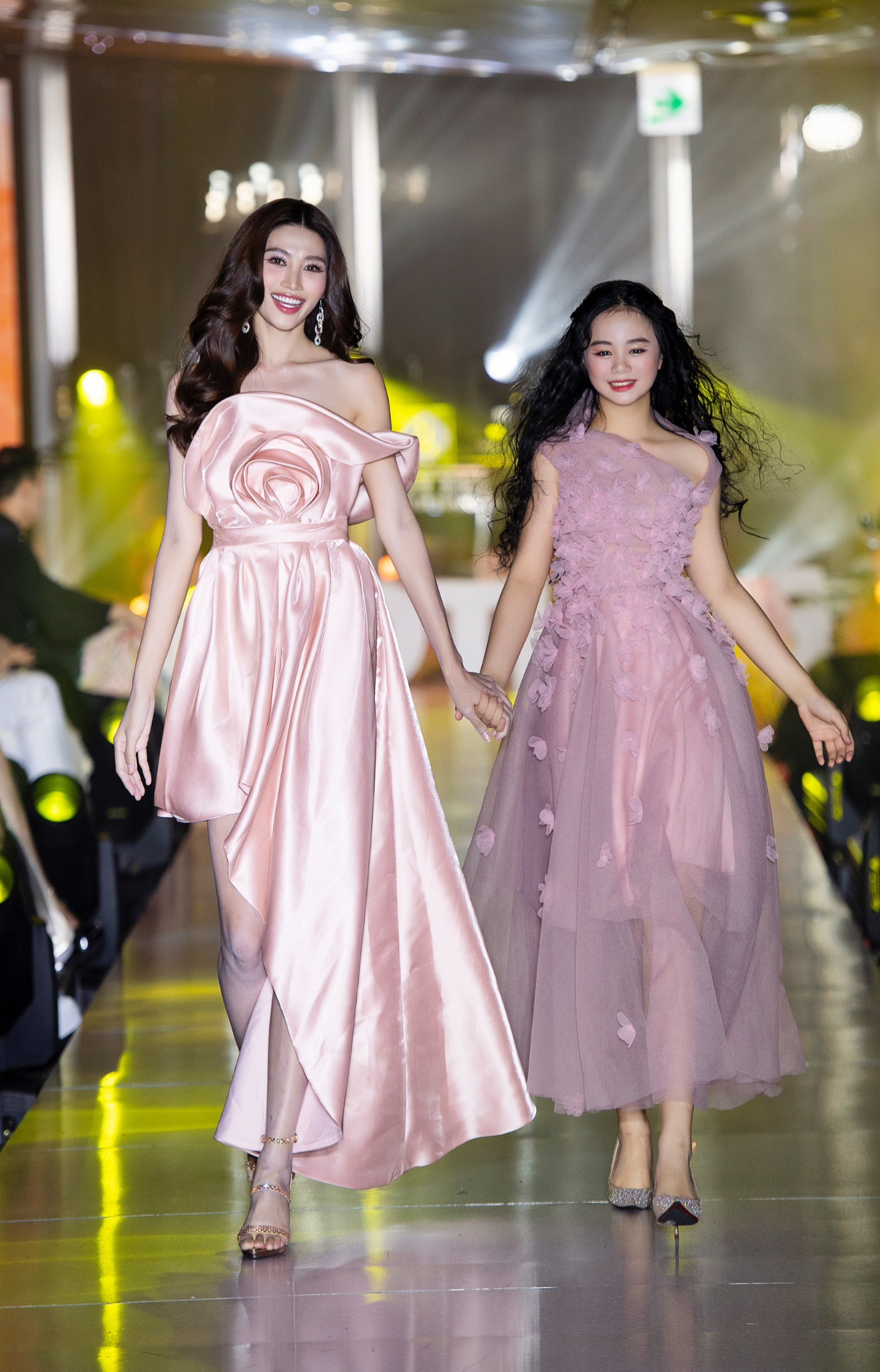 Hé lộ mẫu nhí Việt Nam sẽ xuất hiện trong BST của NTK nổi tiếng Michael Cinco tại Paris Fashion Week 2023 - Ảnh 4.