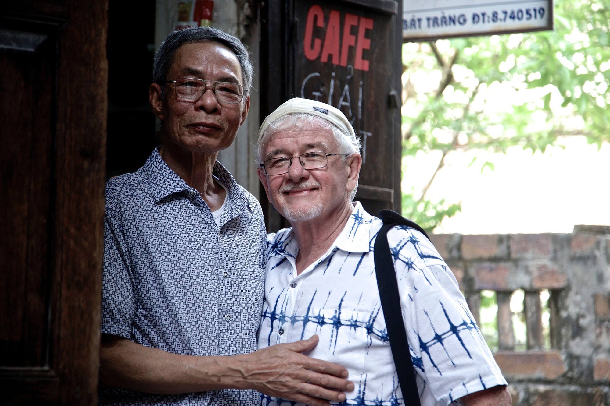 Ký ức Hà Nội: Cuộc gặp gỡ xúc động giữa cựu binh Mỹ và ông chủ quán cà phê Việt Nam - Ảnh 1.