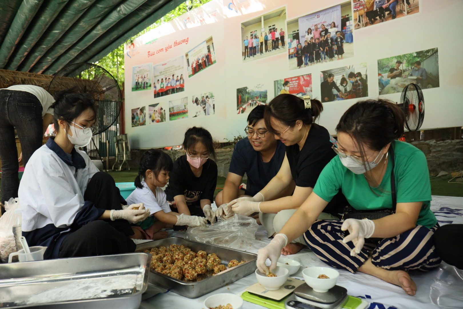 Những trái tim Thủ đô gửi tặng bạn nhỏ miền núi dịp Tết Trung thu - Ảnh 2.