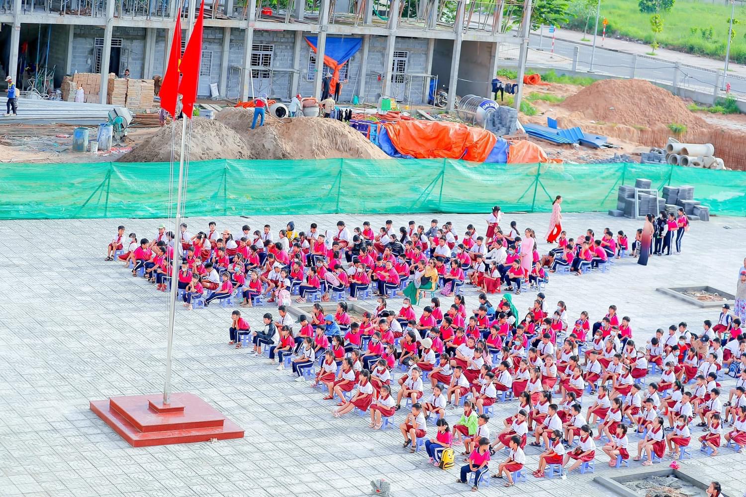 Trường tiểu học đầu tiên tại khu tái định cư sân bay Long Thành chính thức hoạt động - Ảnh 2.