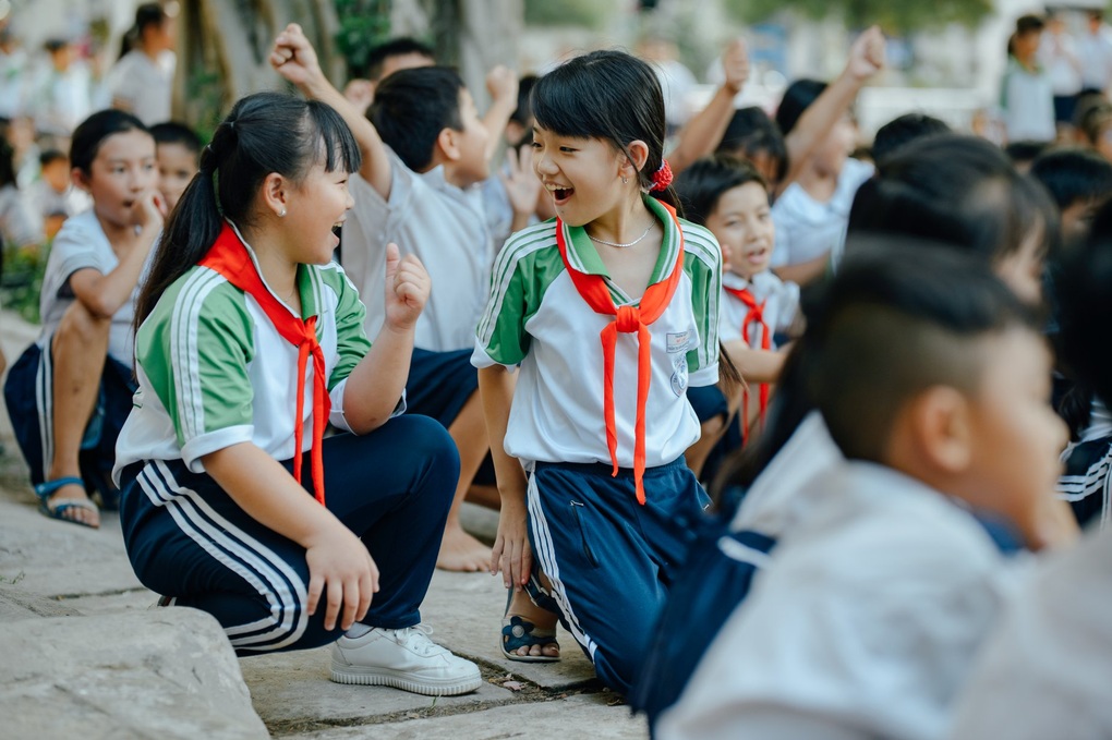 Học thêm chèn vào lịch học chính, trẻ không học ra hành lang đứng - Ảnh 3.