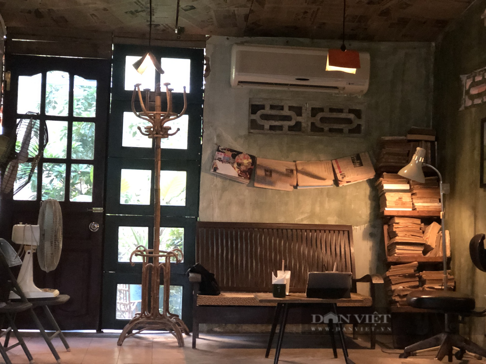 Độc đáo kiến trúc bên trong quán cà phê mang phong cách bao cấp giữa lòng Hà Nội  - Ảnh 3.