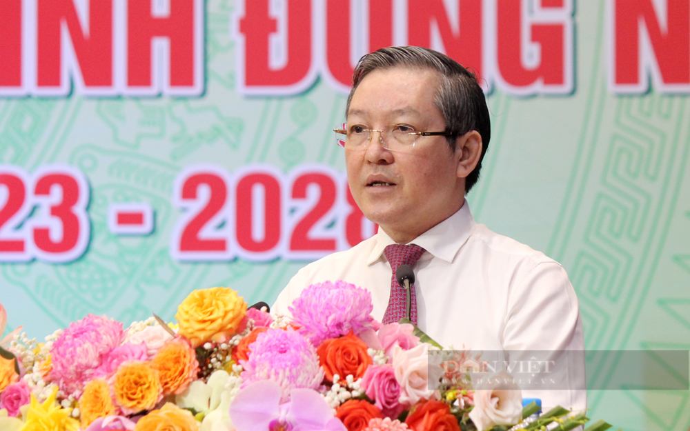 Chủ tịch Lương Quốc tặng hoa chúc mừng thành công Đại hội đại biểu Hội Nông dân tỉnh Đồng Nai lần thứ X nhiệm kỳ 2023-2028. Ảnh: Nguyên Vỹ