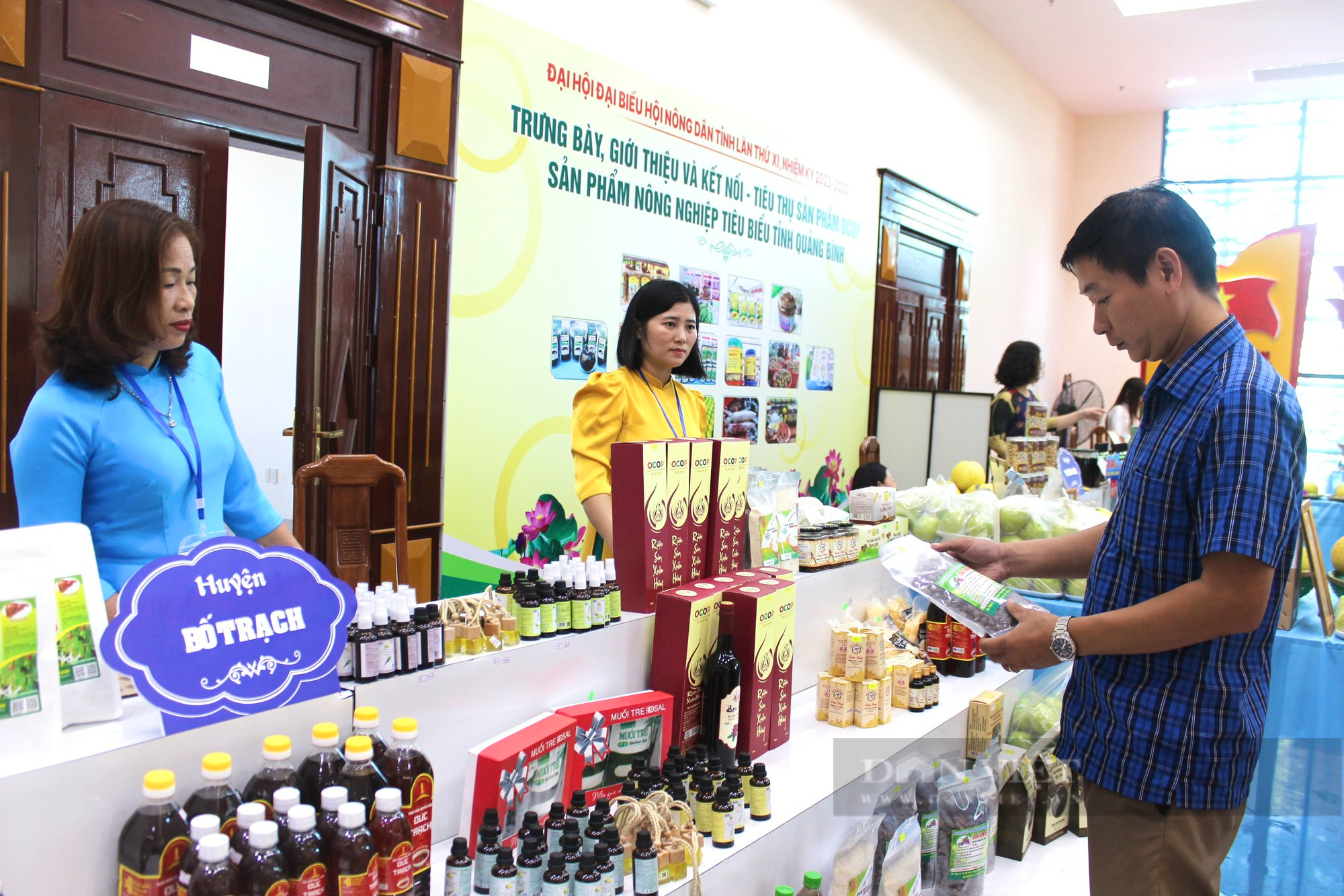 Sản phẩm OCOP huyện Bố Trạch gây ấn tượng tại Đại hội đại biểu Hội Nông dân tỉnh Quảng Bình - Ảnh 1.