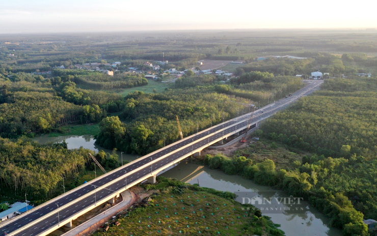 Đường và cầu kết nối Tây Ninh với Bình Dương. Ảnh: T.L