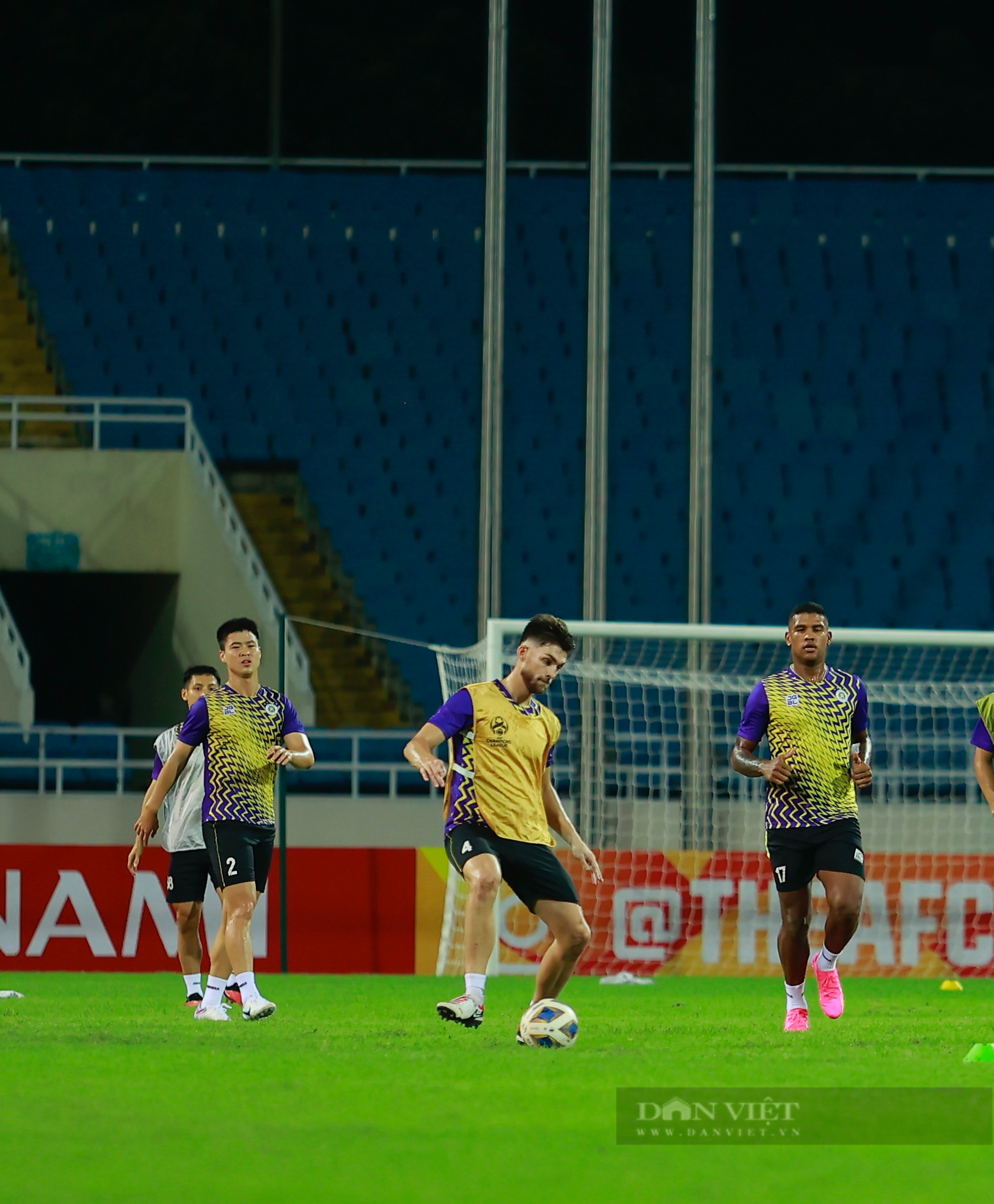 Cận cảnh cabin trên sân Mỹ Đình trước ngày đá AFC Champions League - Ảnh 12.