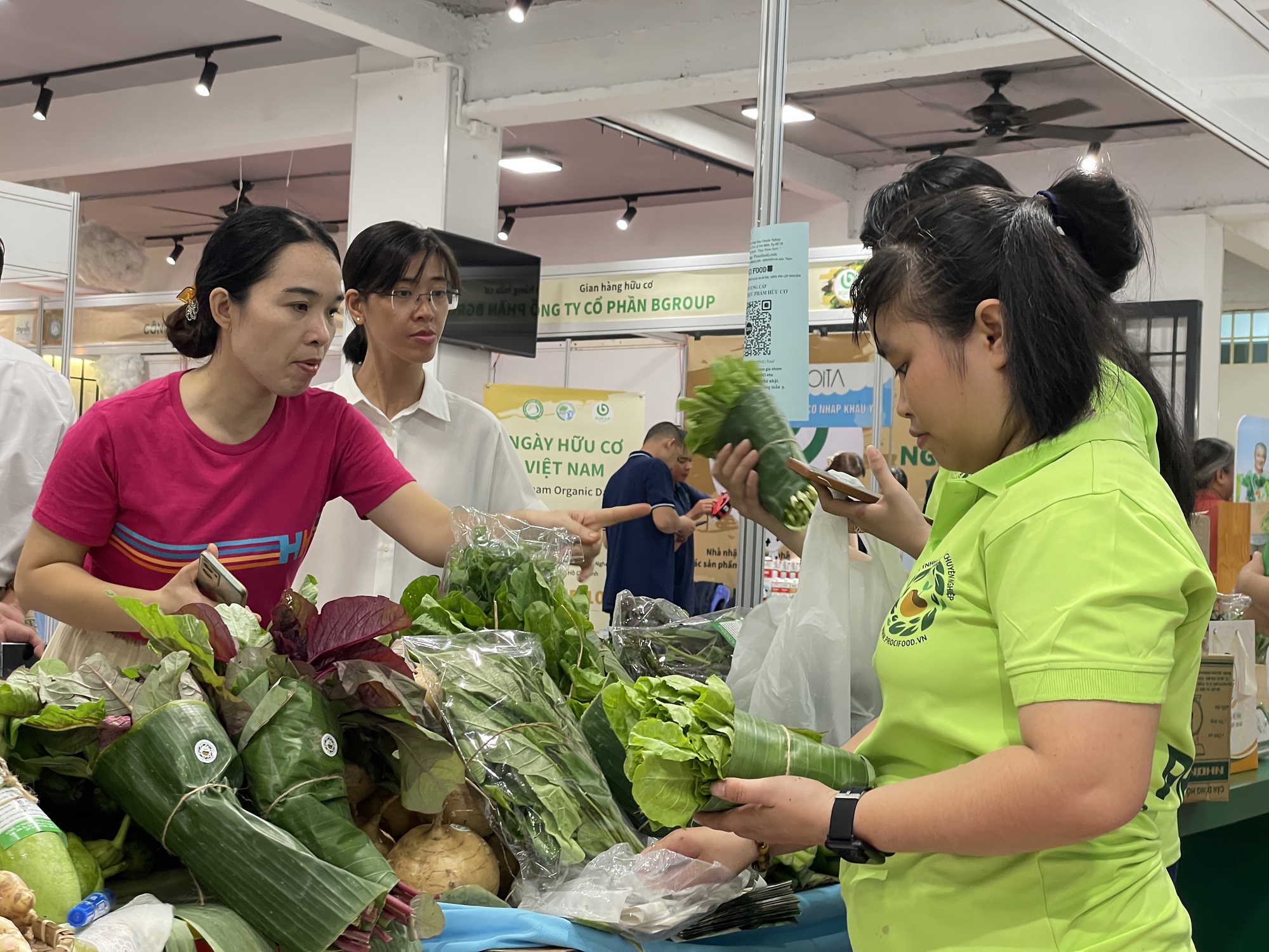 Thực phẩm hữu cơ đổ về TP.HCM, vì sao giá cao vẫn bán chạy? - Ảnh 1.