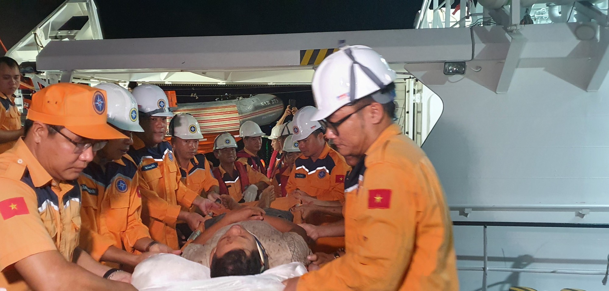 Trong 5 ngày cứu 3 thuyền viên tỉnh Quảng Nam gặp nạn trên biển - Ảnh 1.