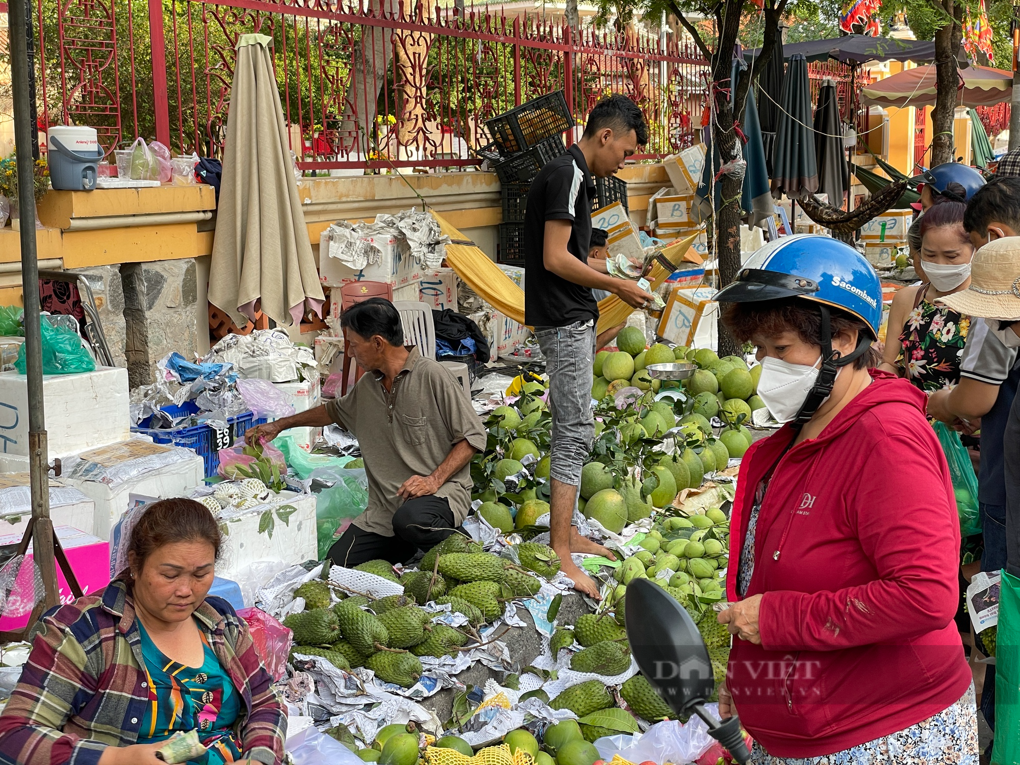 Ký ức Hà Nội: Miền ký ức về bố qua phiên chợ Tết xưa - Ảnh 1.