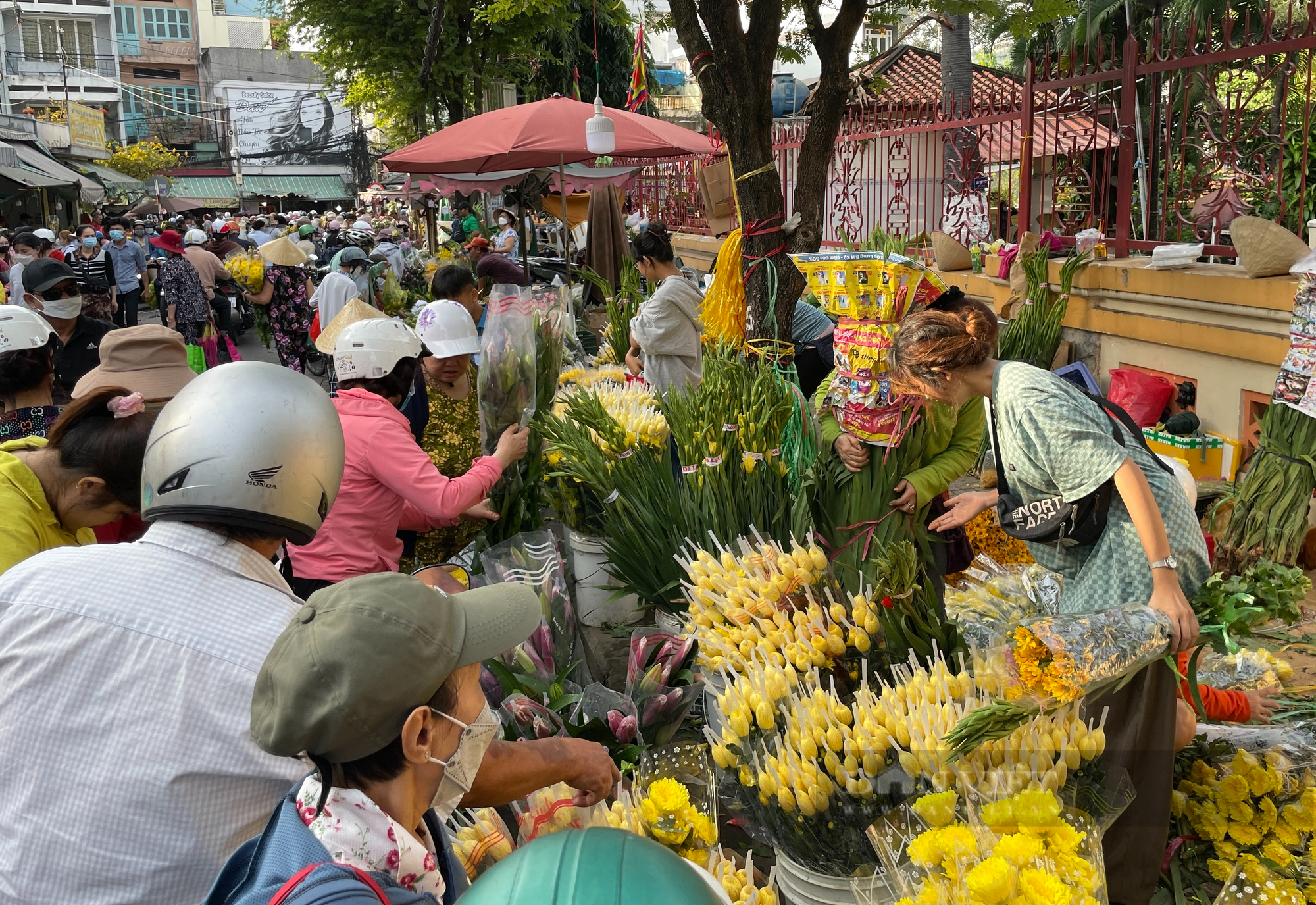 Ký ức Hà Nội: Miền ký ức về bố qua phiên chợ Tết xưa - Ảnh 3.