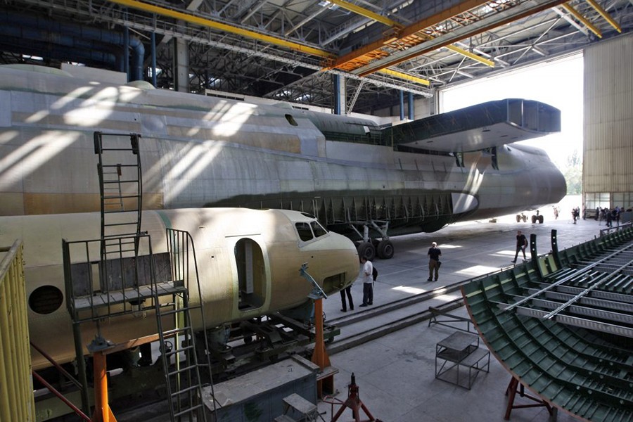 Hé lộ ảnh mới nhất về vận tải cơ Antonov Mriya-225 huyền thoại của Ukraine - Ảnh 12.
