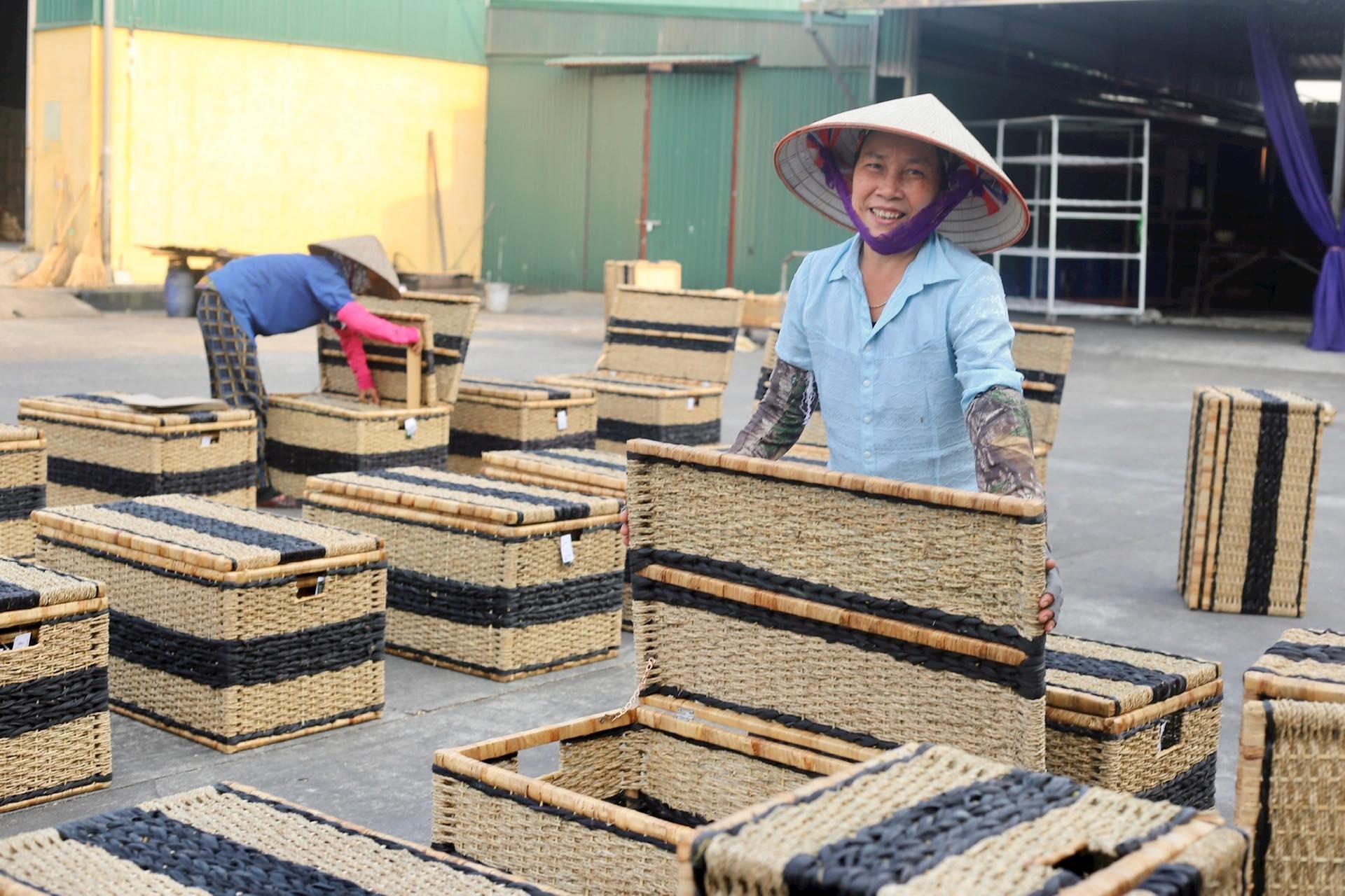 Ngôi làng ở ngoại thành Hà Nội biến cỏ dại thành sản phẩm &quot;cực chất&quot; xuất khẩu đi khắp châu Âu - Ảnh 2.