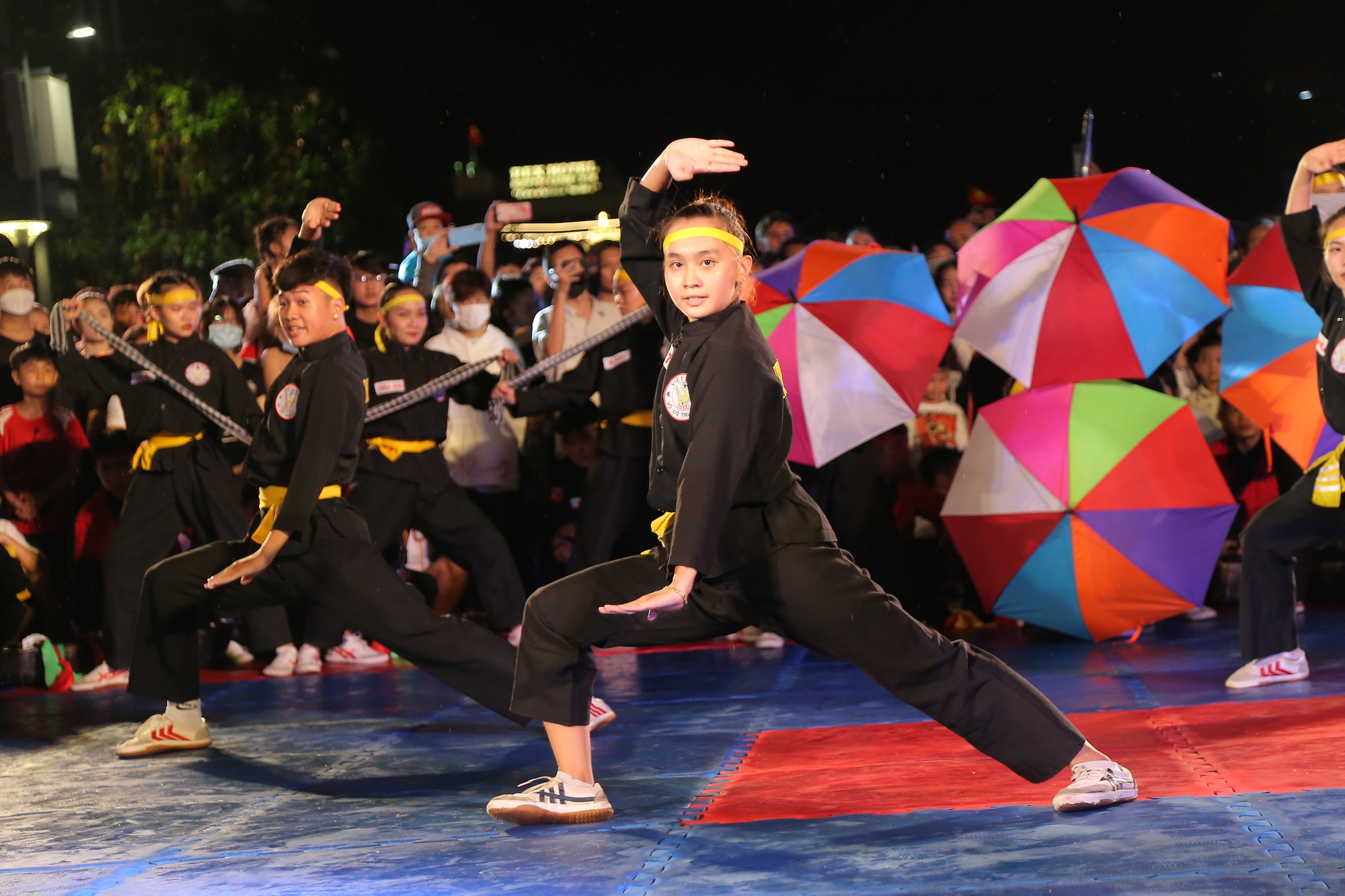 Người dân đội mưa xem tuyệt kỹ võ thuật trên phố đi bộ Nguyễn Huệ ngày Quốc khánh - Ảnh 13.