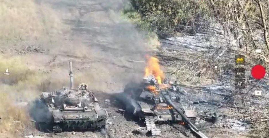 Ukraine thiêu rụi 2 xe tăng Nga; Moscow bất ngờ rút siêu tăng Armata khỏi chiến trường - Ảnh 1.