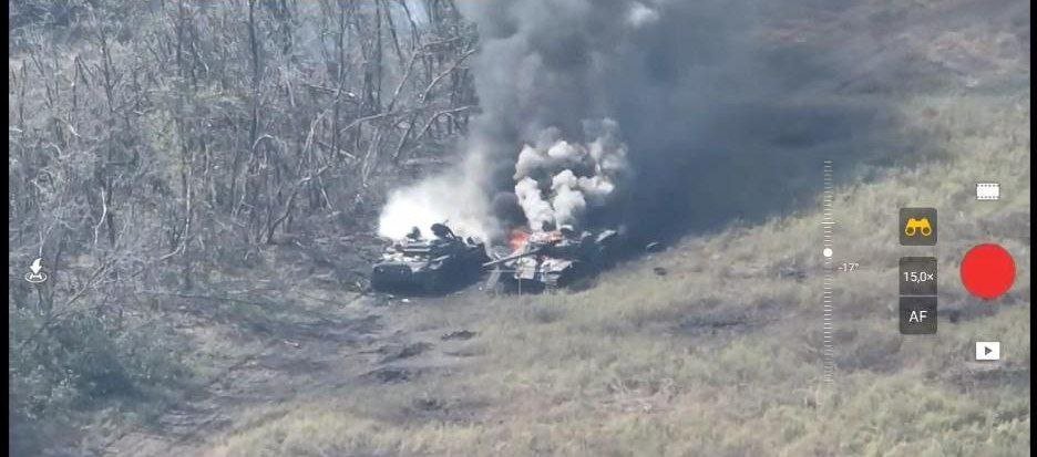 Ukraine thiêu rụi 2 xe tăng Nga; Moscow bất ngờ rút siêu tăng Armata khỏi chiến trường - Ảnh 2.