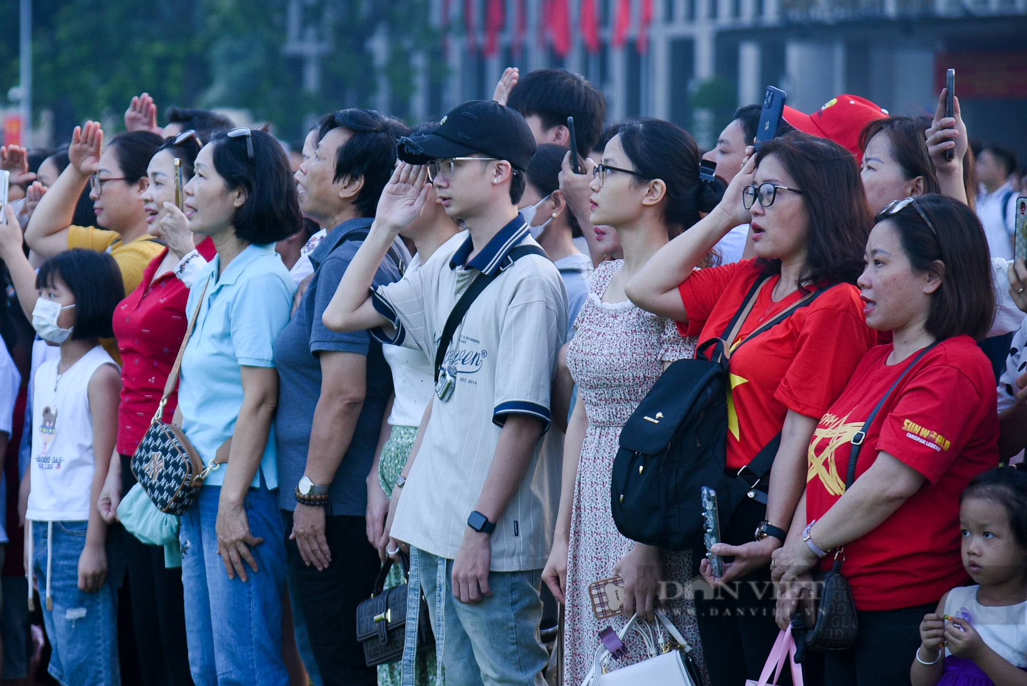 Dòng người nối dài, xếp hàng vào dự lễ chào cờ sáng 2/9 trên Quảng trường Ba Đình - Ảnh 10.