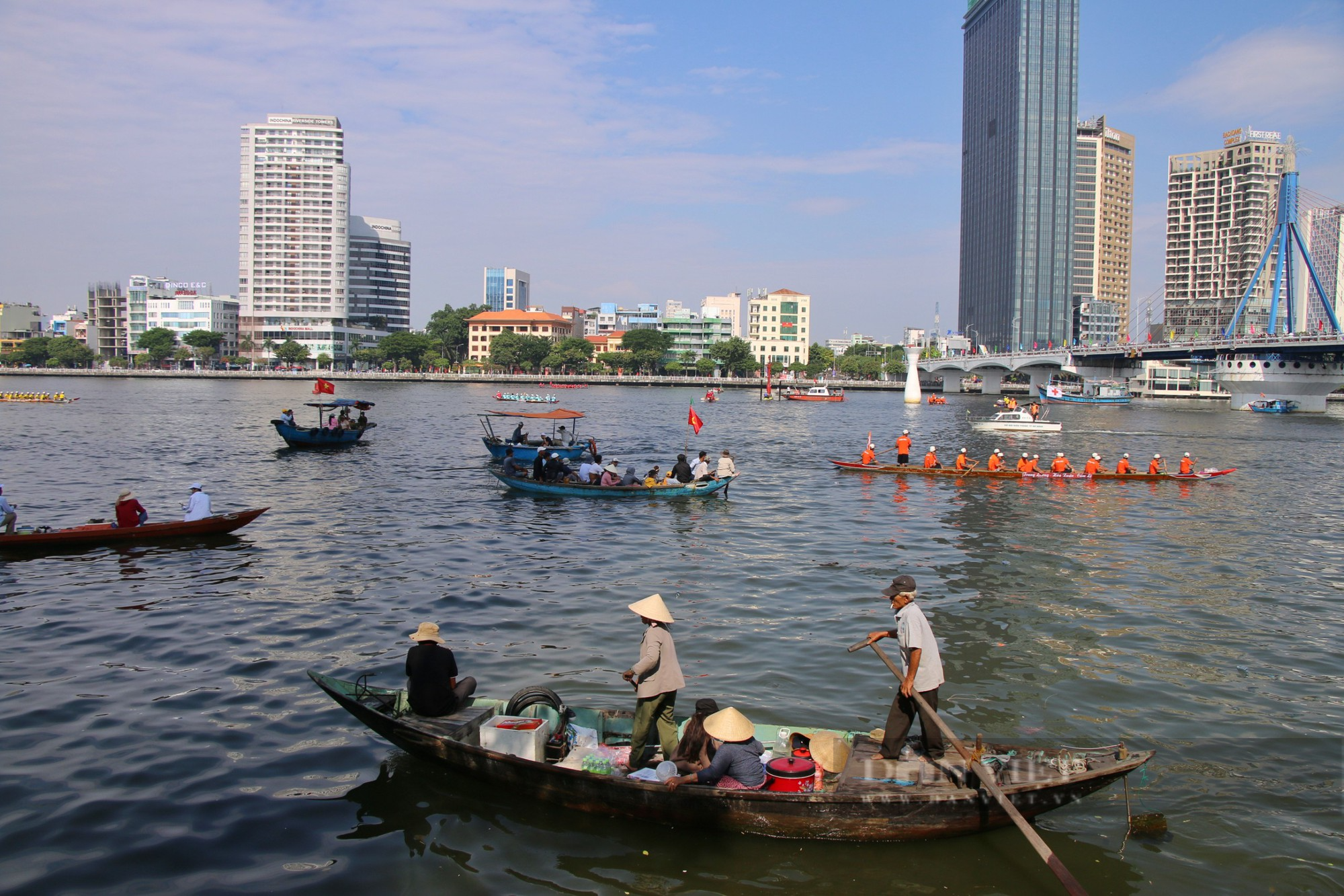 Người dân đội nắng, trèo cây cổ vũ đua thuyền tại Đà Nẵng - Ảnh 1.