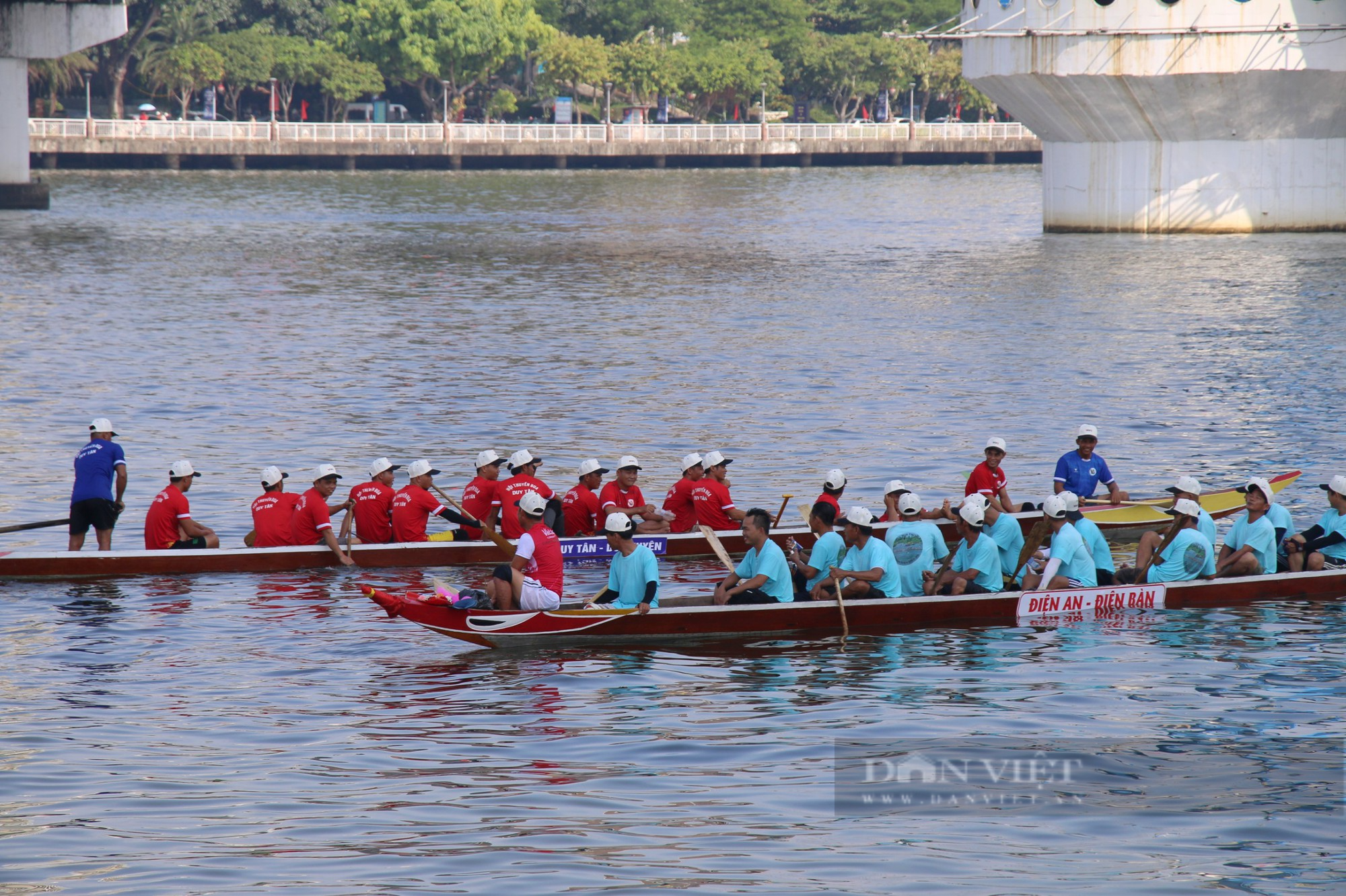 Người dân đội nắng, trèo cây cổ vũ đua thuyền tại Đà Nẵng - Ảnh 3.