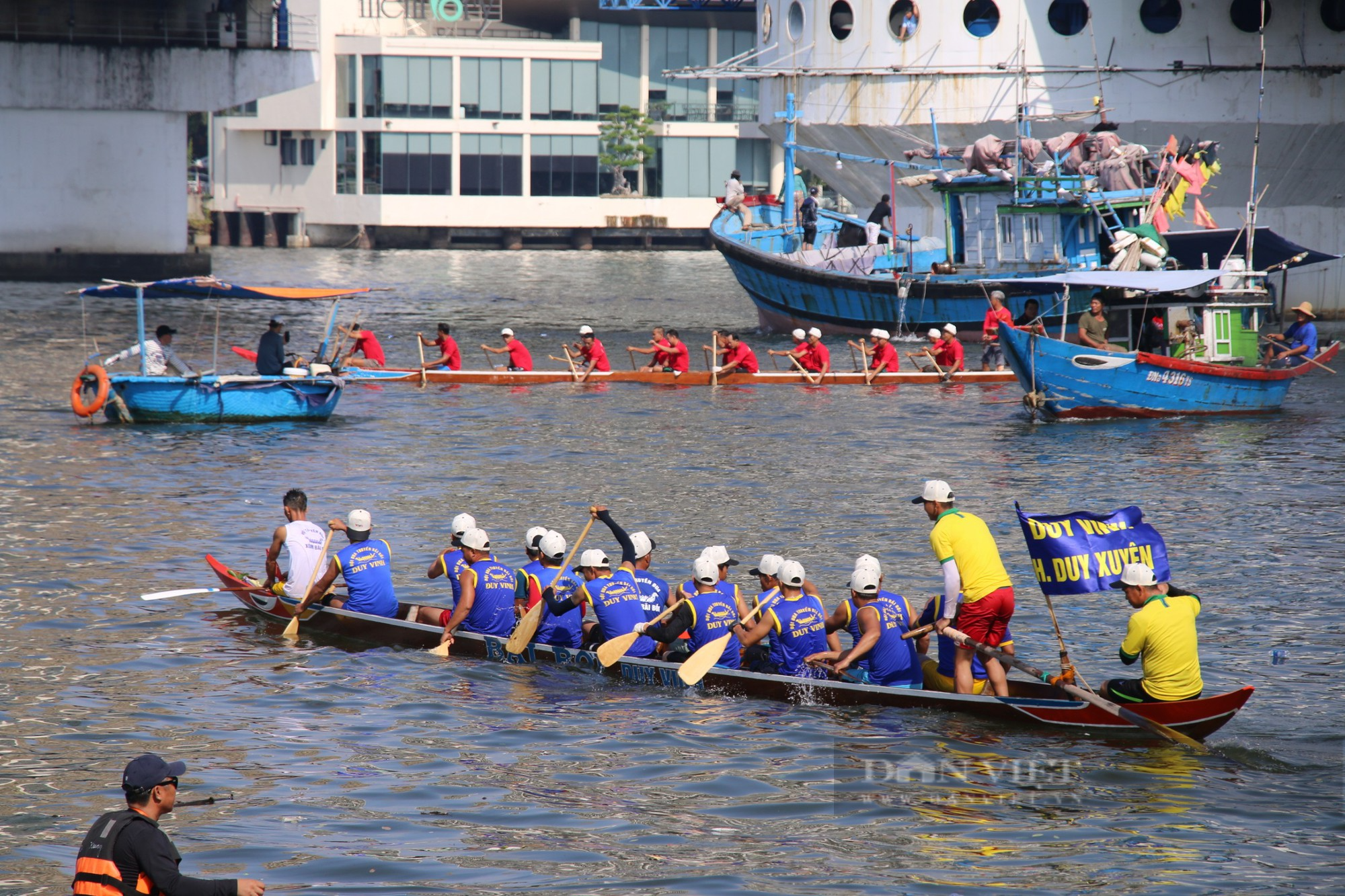 Người dân đội nắng, trèo cây cổ vũ đua thuyền tại Đà Nẵng - Ảnh 4.