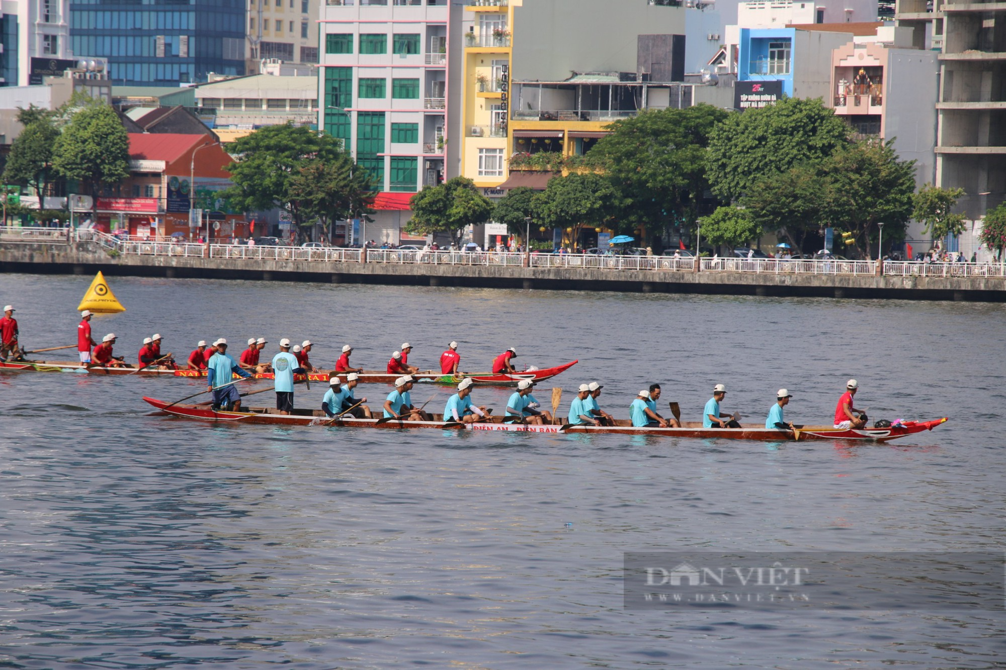 Người dân đội nắng, trèo cây cổ vũ đua thuyền tại Đà Nẵng - Ảnh 5.