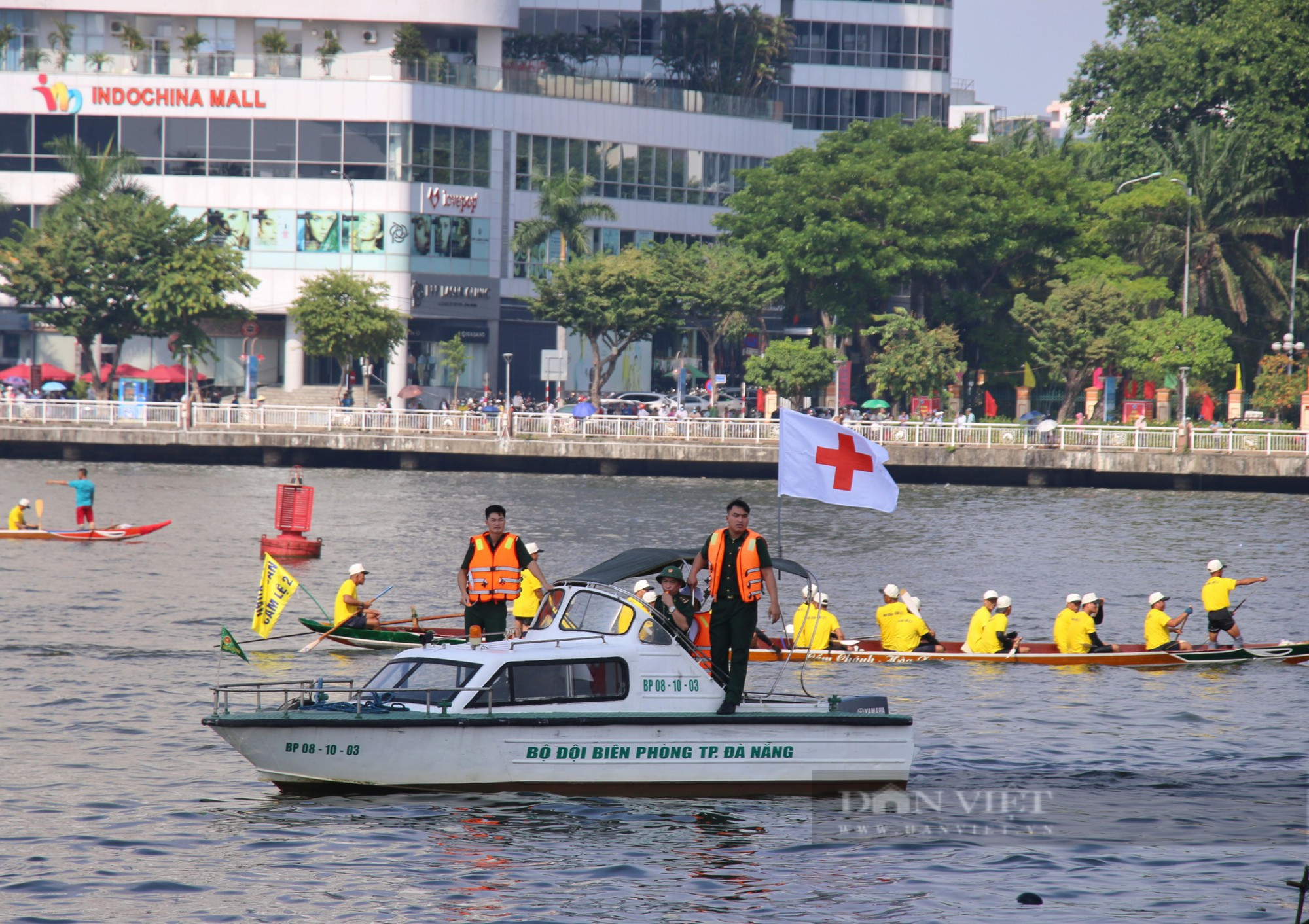 Người dân đội nắng, trèo cây cổ vũ đua thuyền tại Đà Nẵng - Ảnh 8.